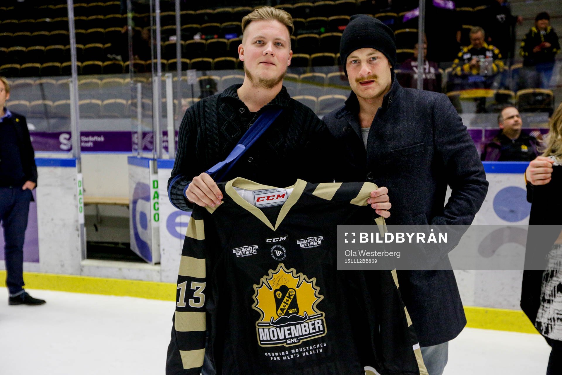 Skellefteås Mattias Ritola med ett fan som budat på hans