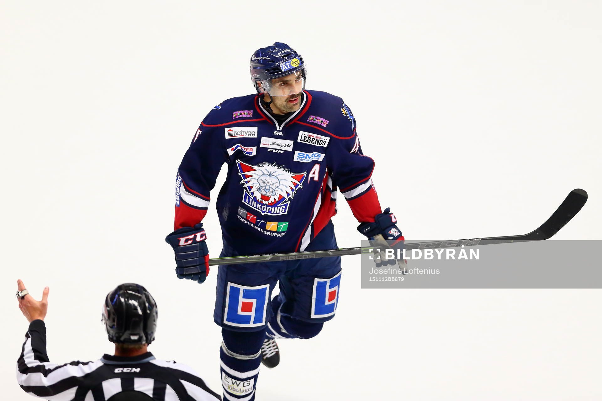 Linköpings Daniel Rahimi och domare
