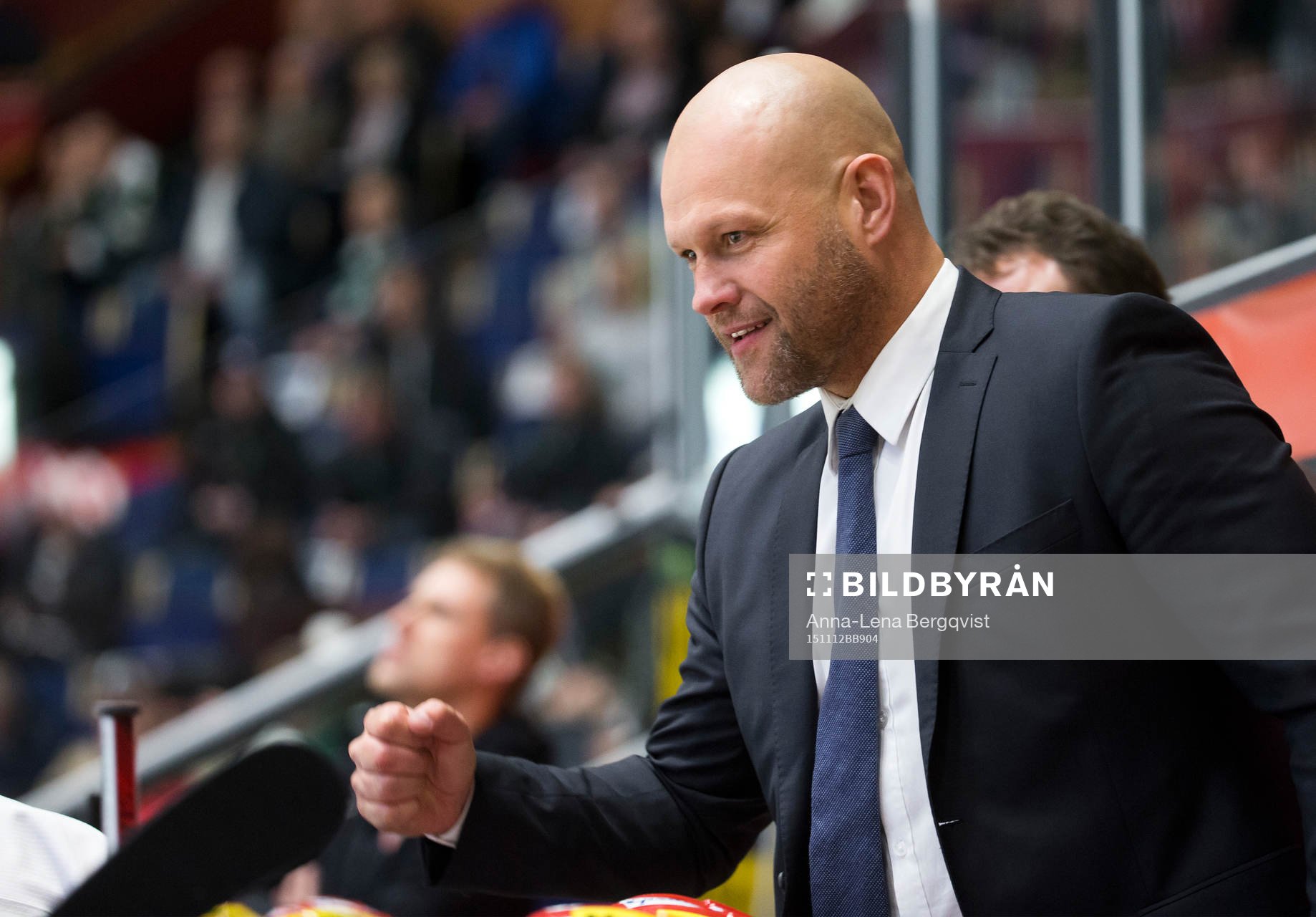 Modos tränare Andreas Johansson jublar