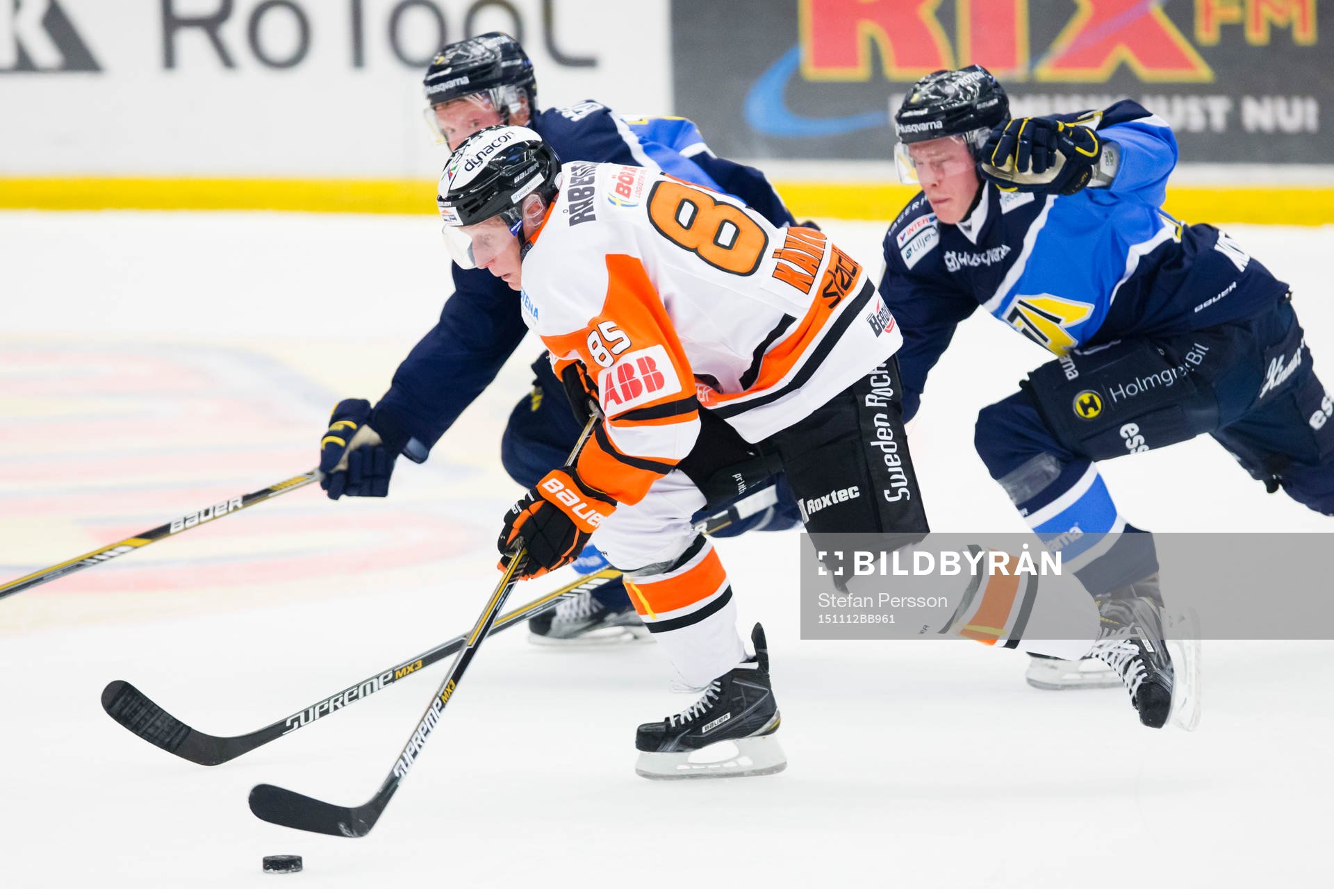Karlskronas Toni Kähkönen med pucken