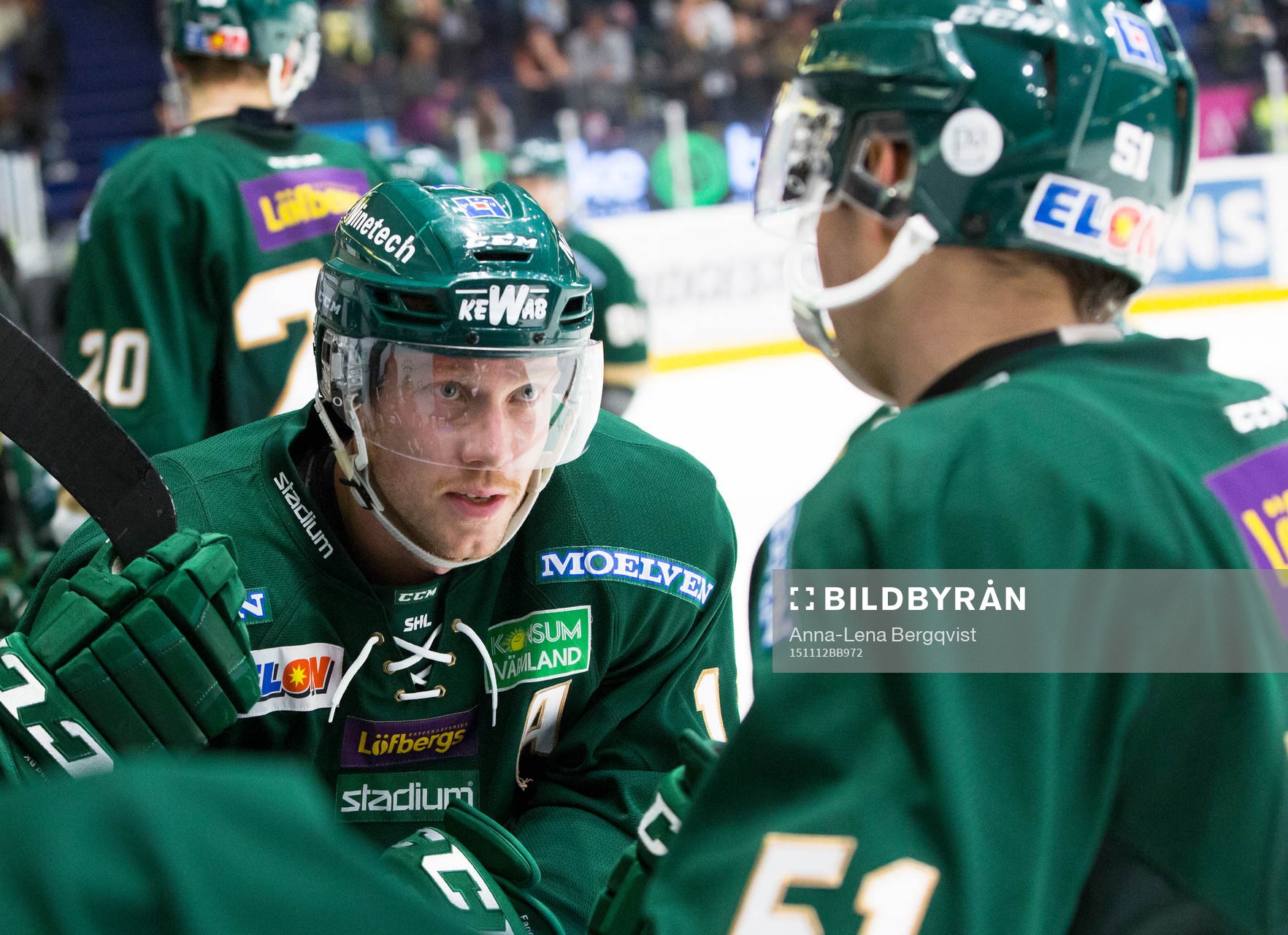 Färjestads Linus Persson pratar med Rickard Wallin  i