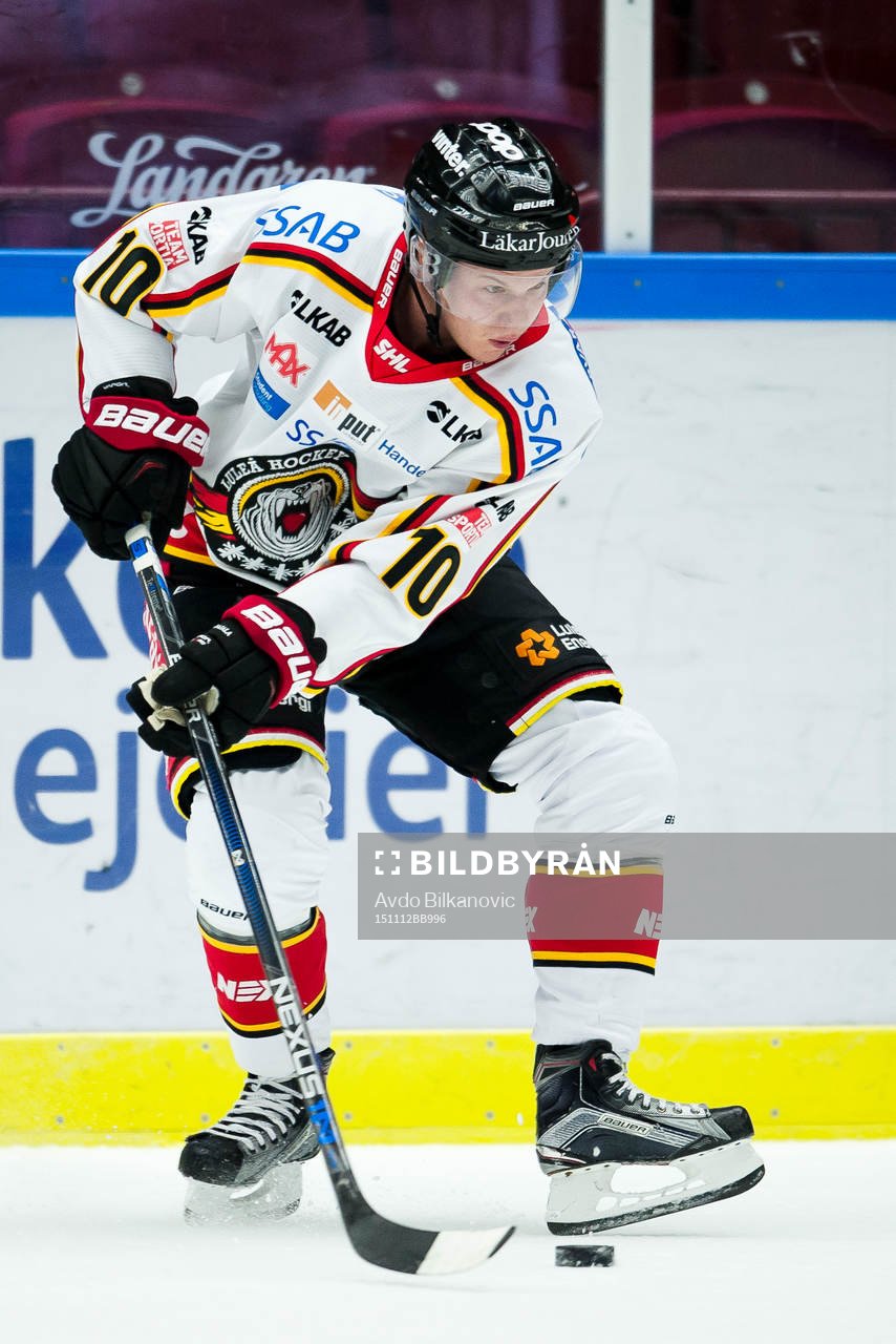 Luleås Toni Rajala stoppar pucken med skridskor