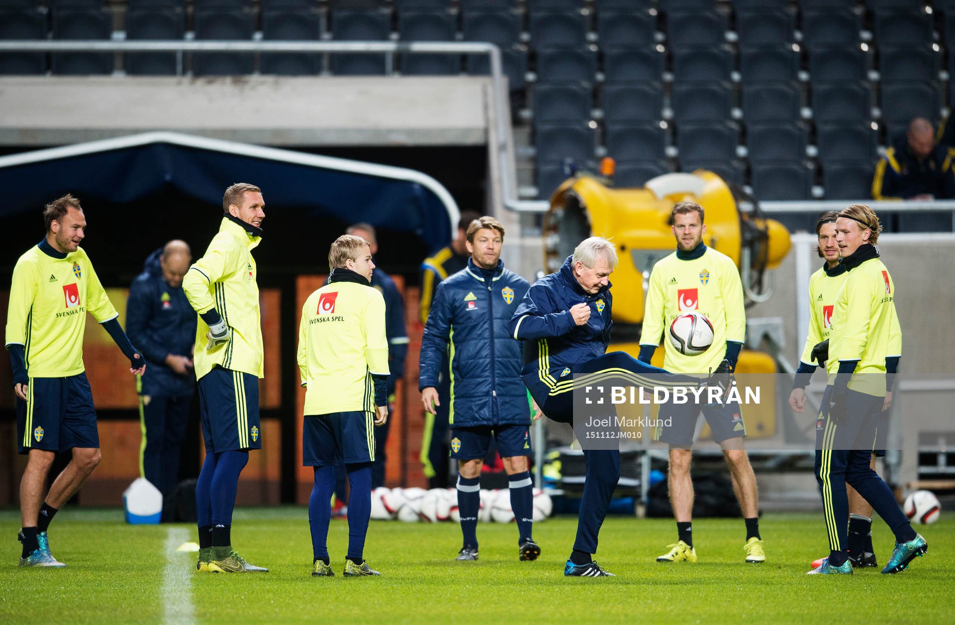 Landslagschef Lars Richt bollar med spelare