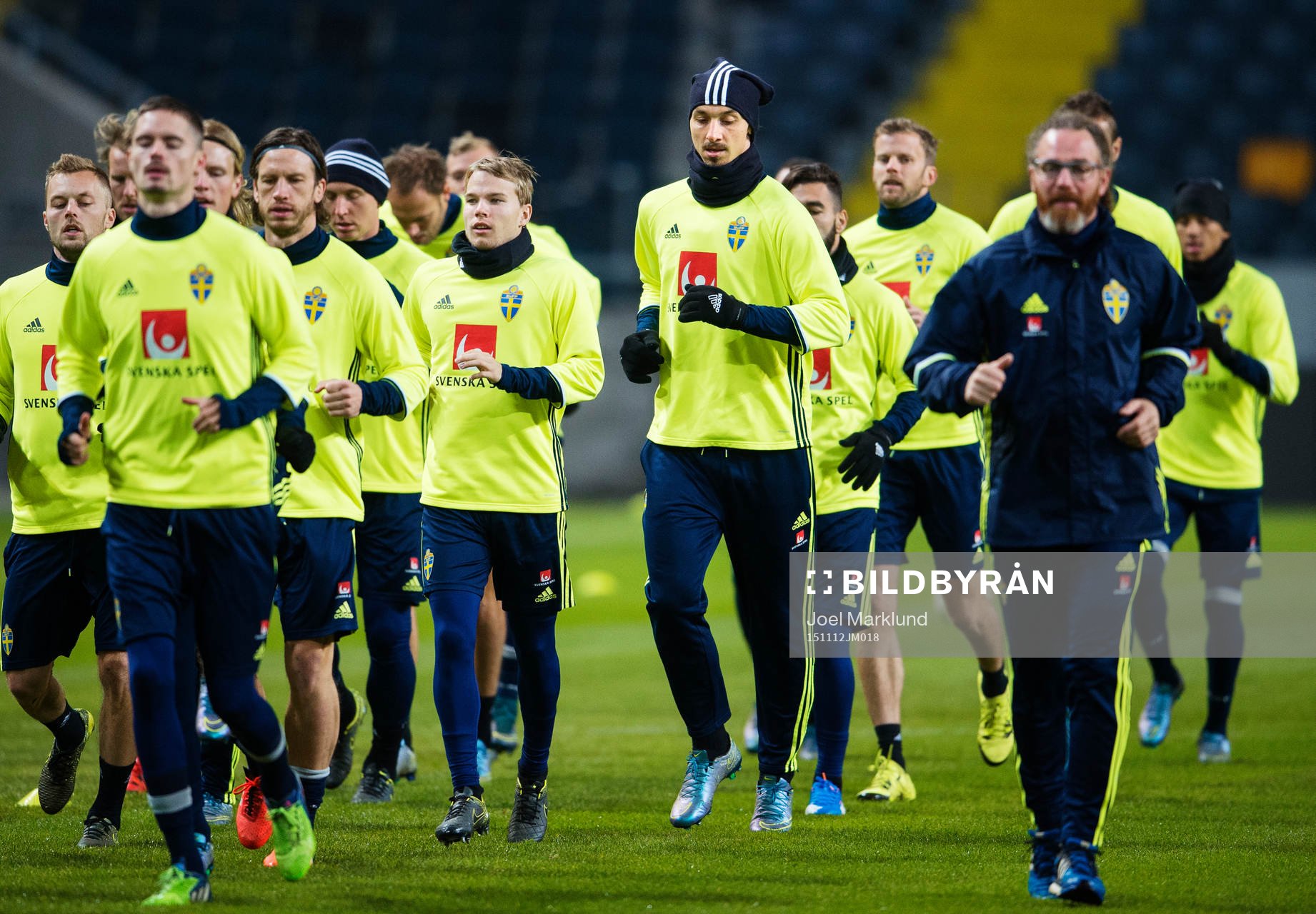 Oscar Lewicki och Zlatan Ibrahimovic värmer upp med