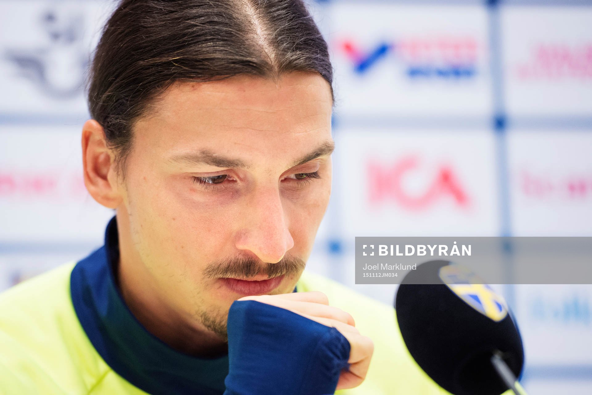 Zlatan Ibrahimovic hostar på en presskonferens