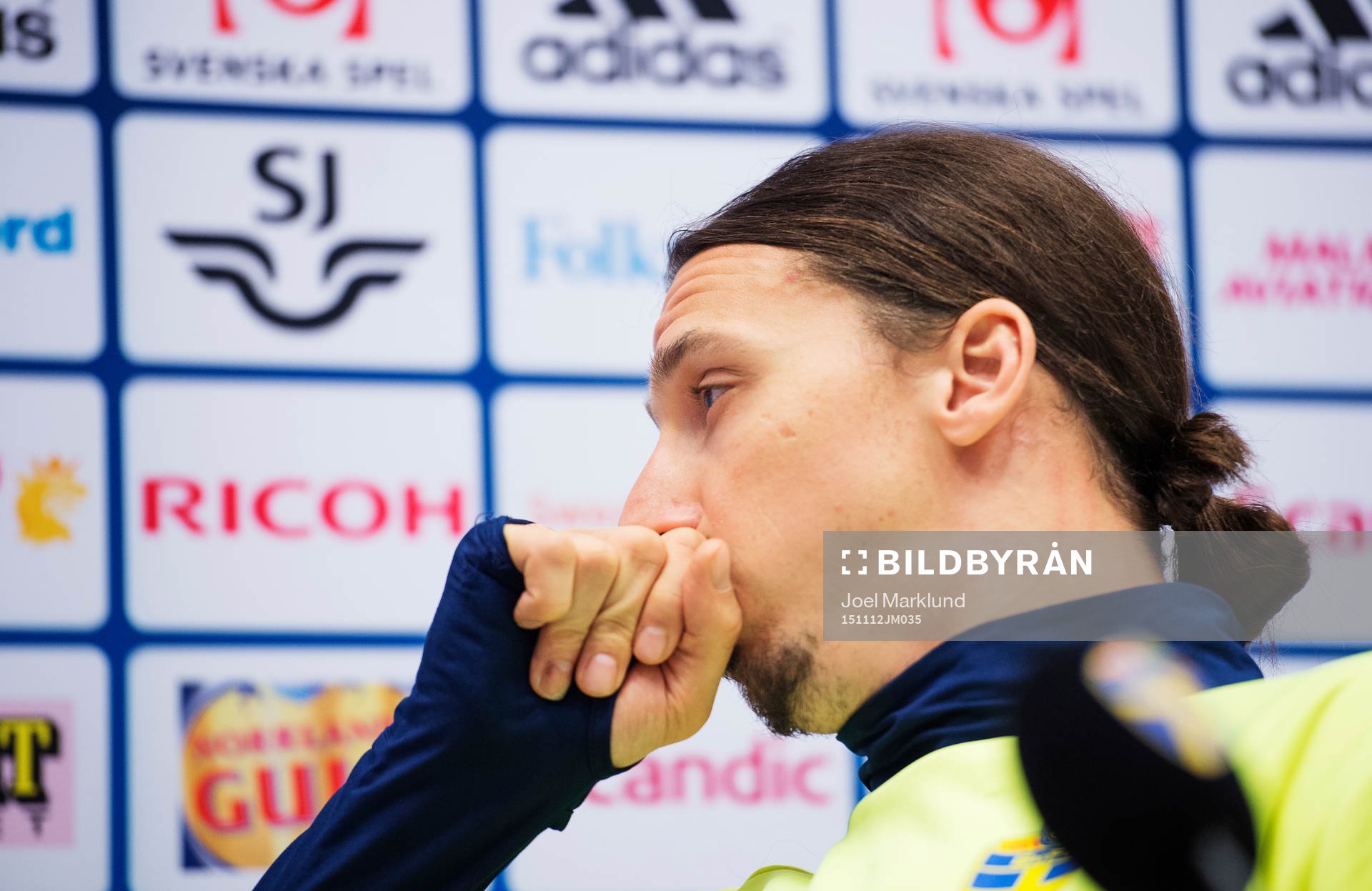 Zlatan Ibrahimovic hostar på en presskonferens