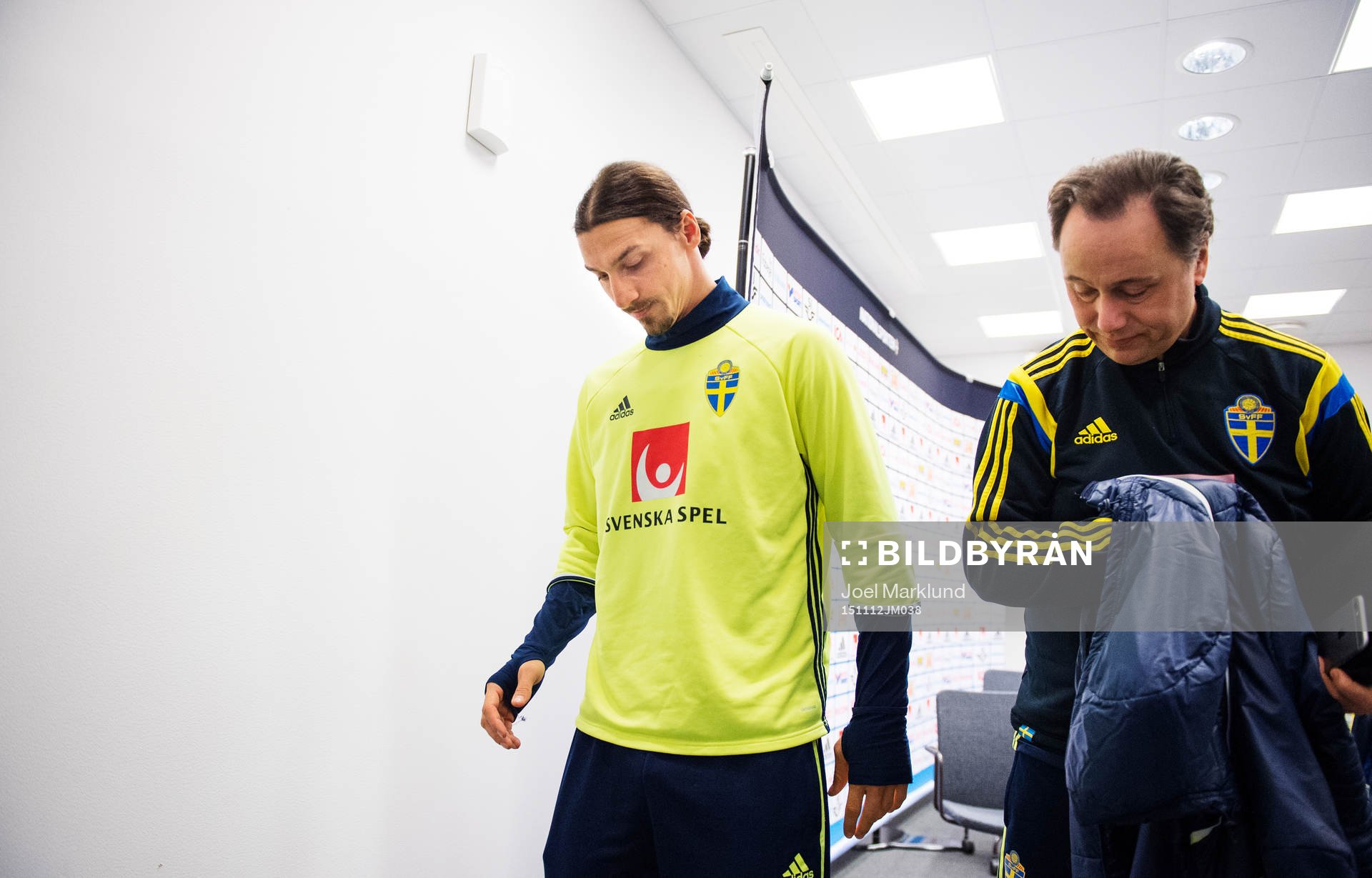 Zlatan Ibrahimovic och presschef Niklas Bodell på en