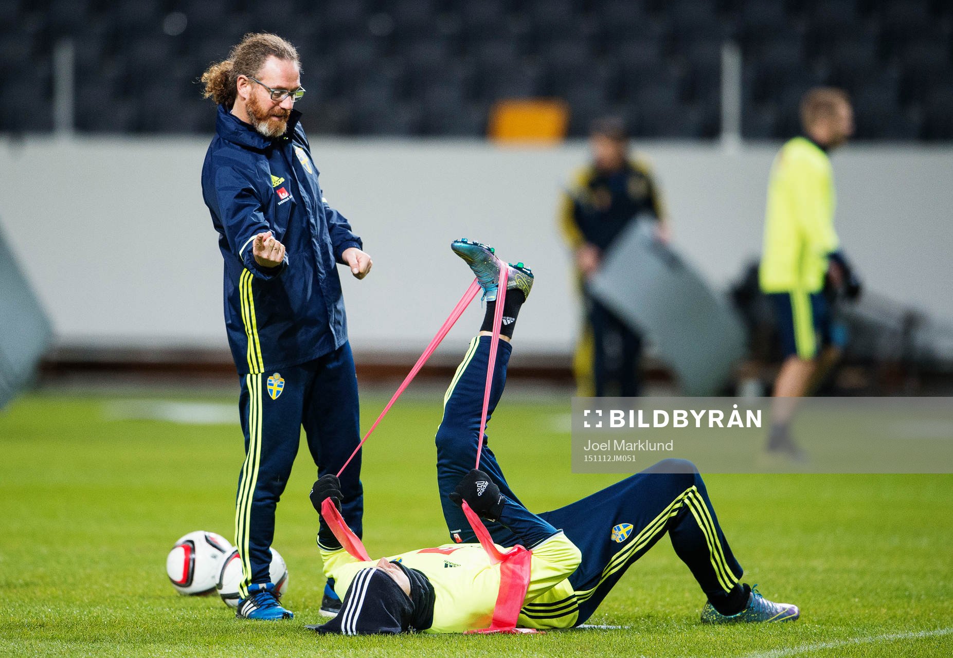 Richard Dahan, sjukgymnast, hjälper Zlatan Ibrahimovic att