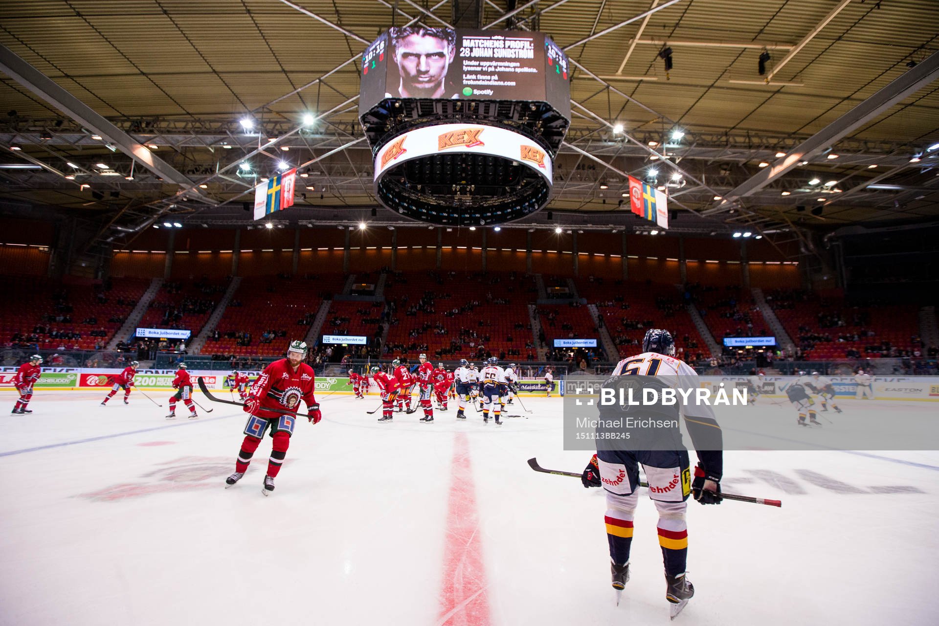 Lagen värmer upp innan en ishockeymatch i SHL mellan