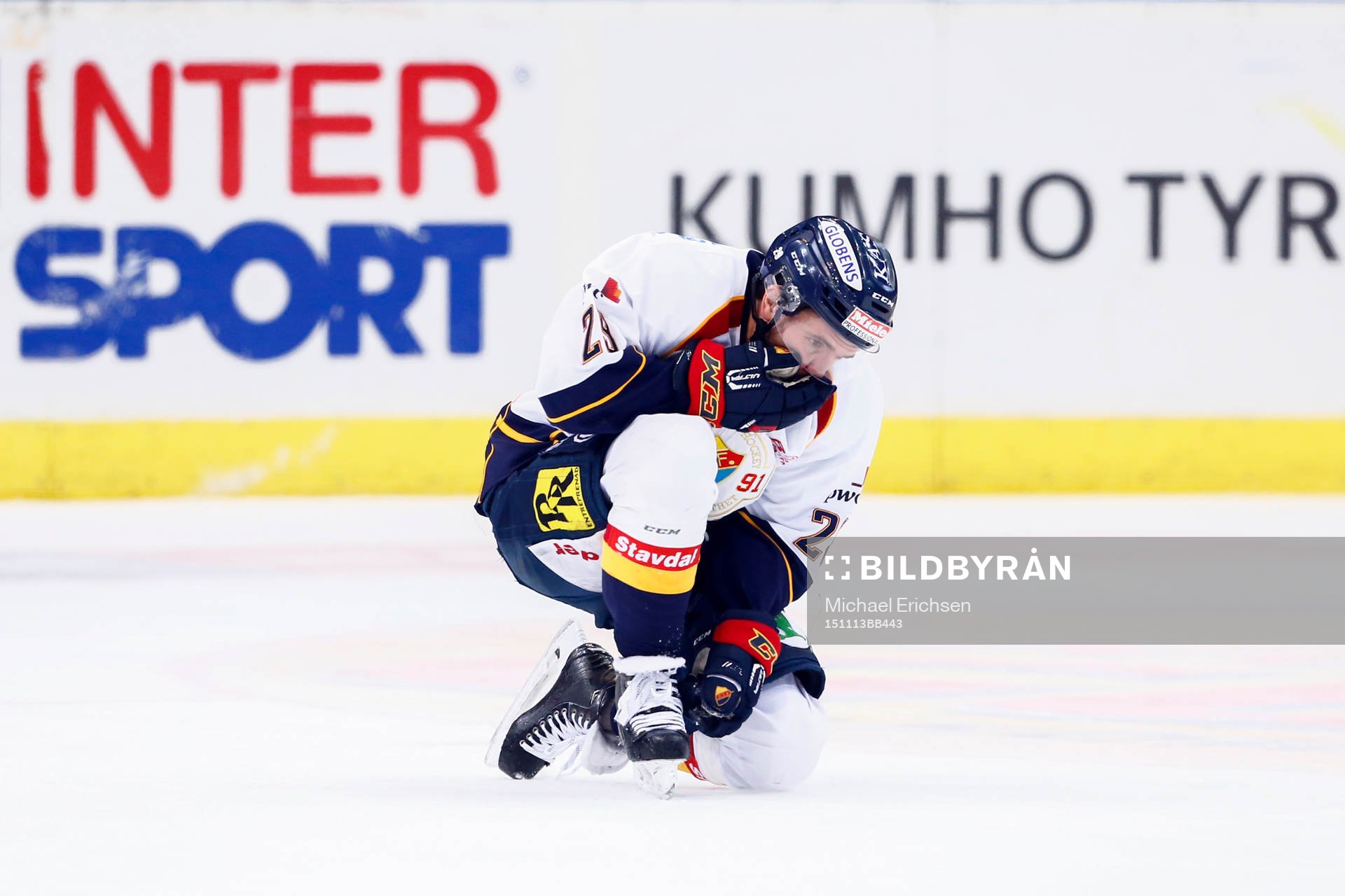 Djurgårdens Matt Anderson fick pucken rakt i ansiktet