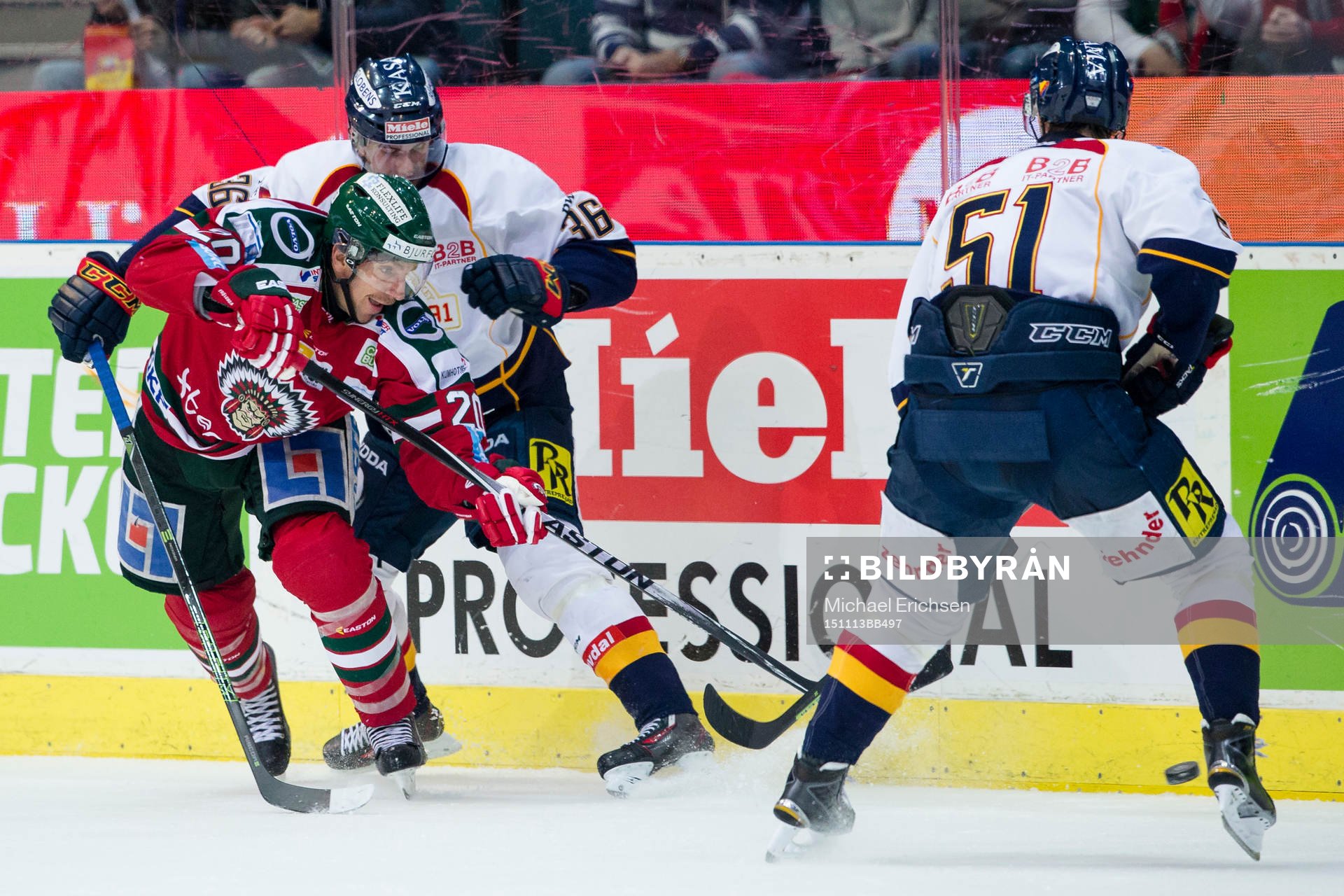 Frölundas Joel Lundqvist i kamp om pucken med Djurgårdens