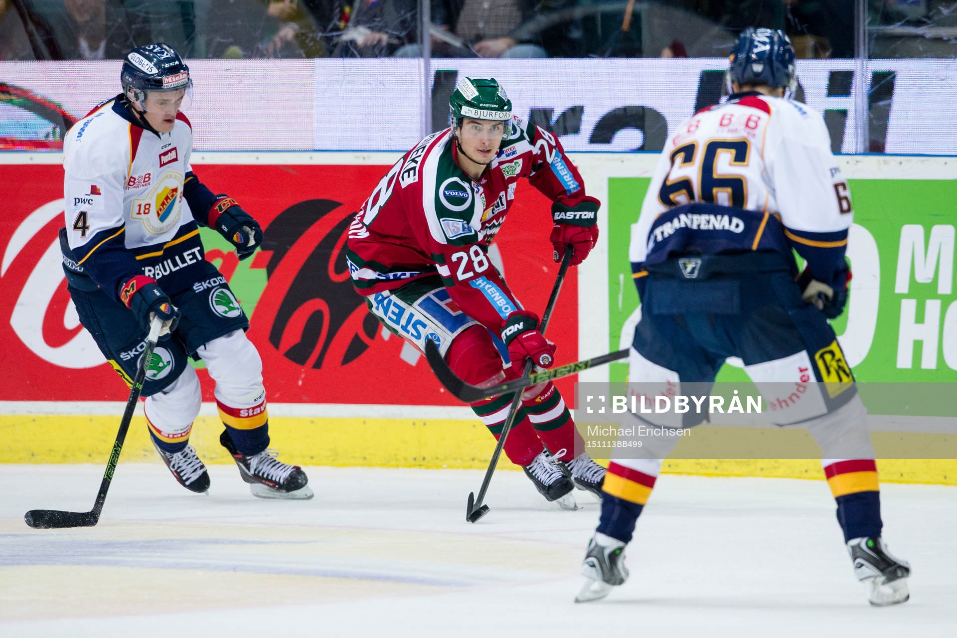 Frölundas Johan Sundström med pucken mellan Djurgårdens