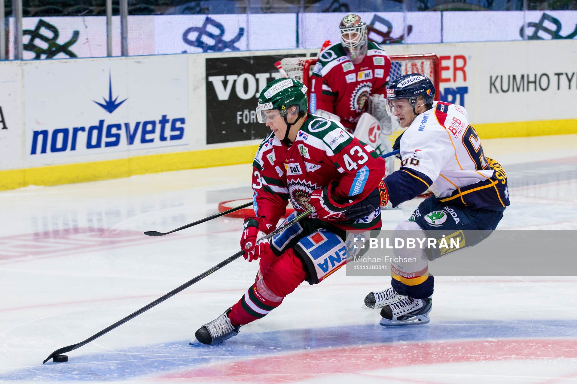 Frölundas Tom Nilsson före Djurgårdens Marcus Sörensen