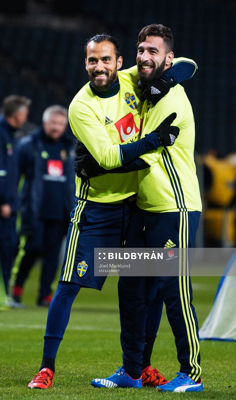 Erkan Zengin och Jimmy Durmaz kramar om varandra