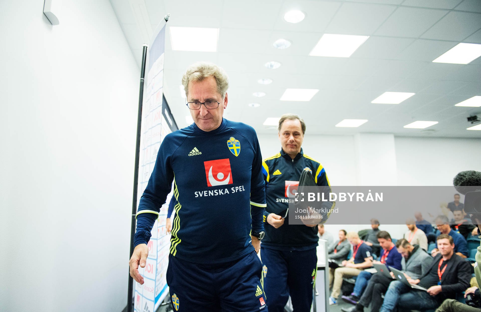 Förbundskapten Erik Hamrén lämnar Sveriges fotbollslandslags presskonferens den 13 november 2015 i Stockholm.