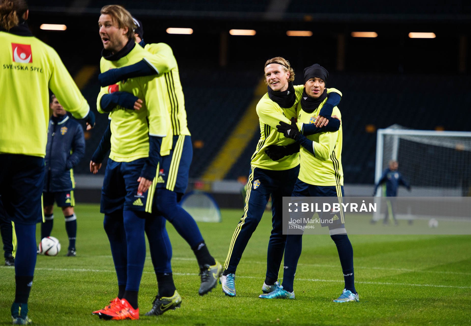 Oscar Hiljemark och Martin Olsson kramar om varandra
