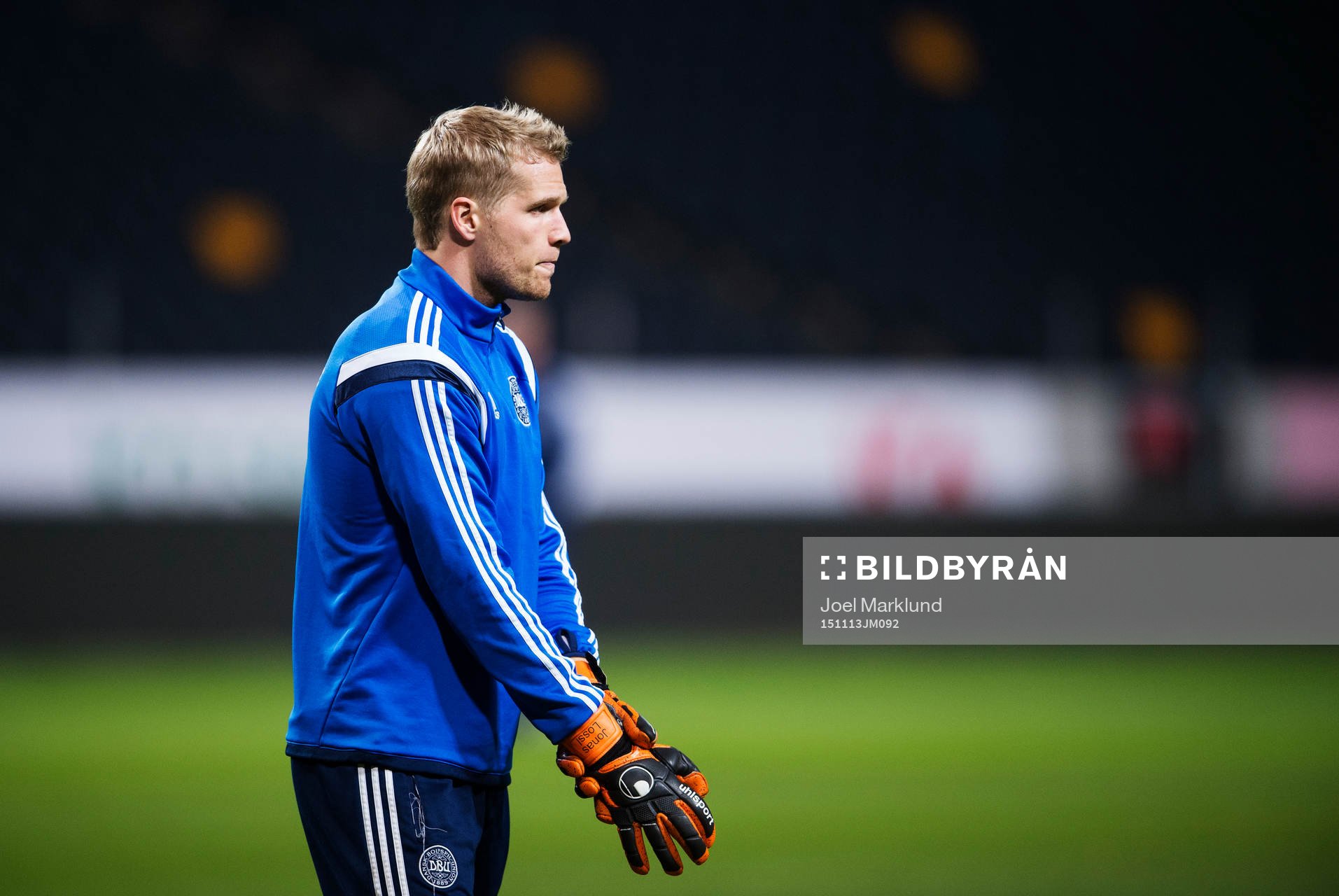 Jonas Lössl under Danmarks fotbollslandslags träning den 13 november 2015 i Stockholm.