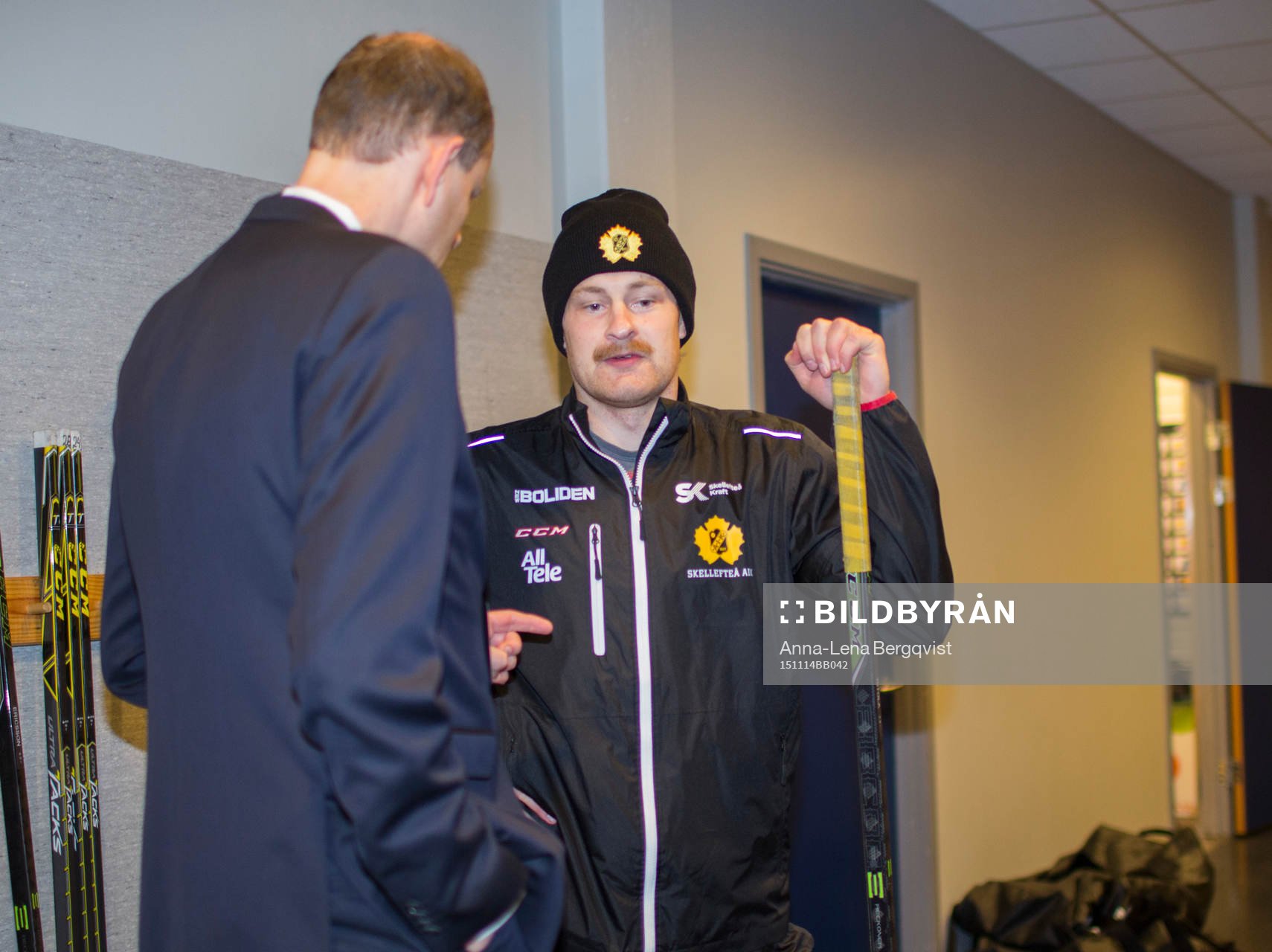 Skellefteås Mattias Ritola samtalar med Cmores Lars