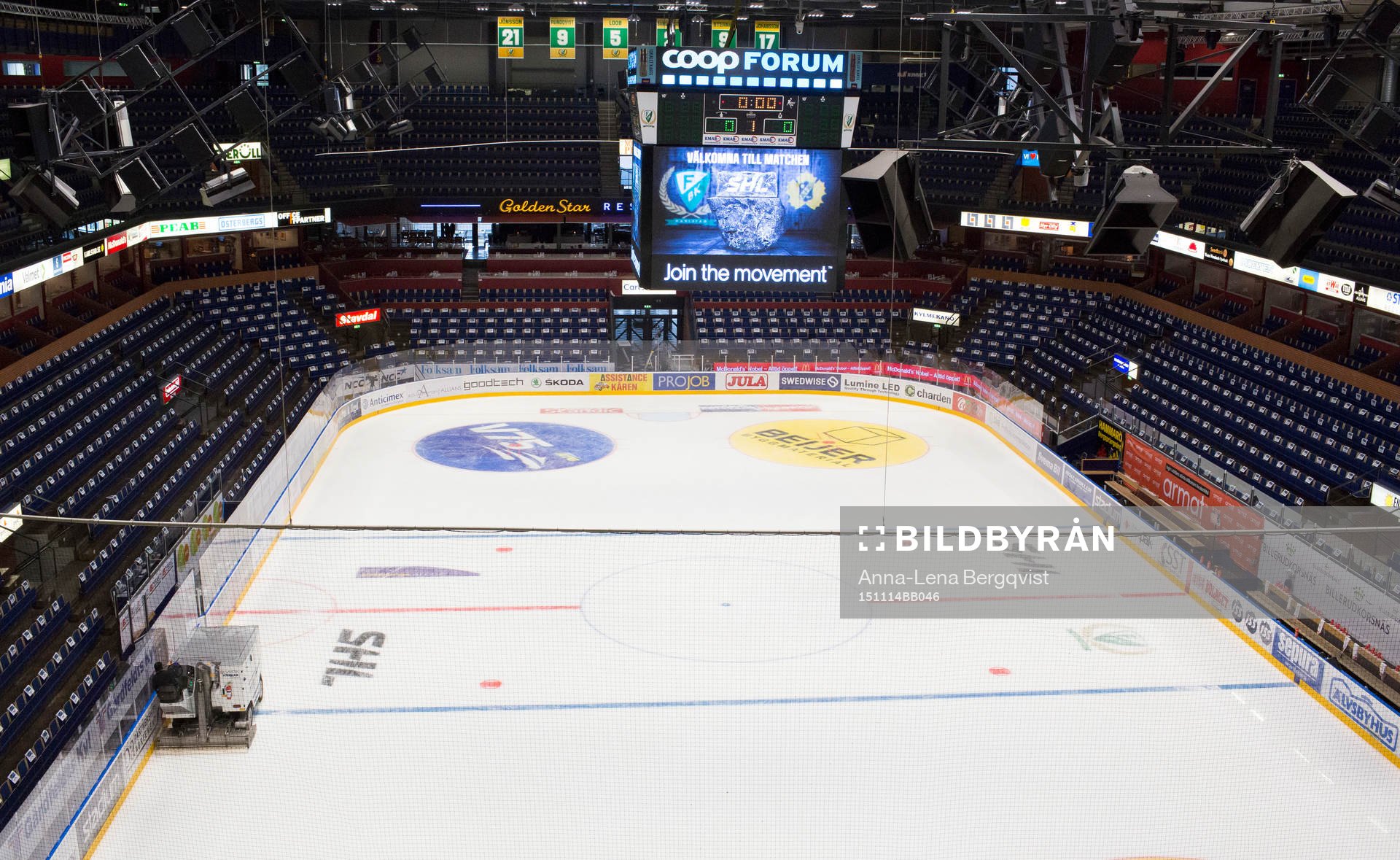 Vy över isen i Löfbergs Arena