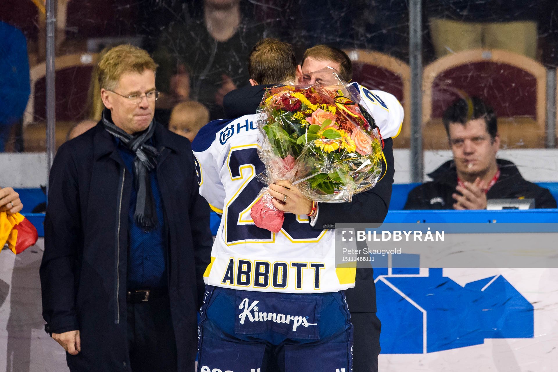 s Chris Abbott kramar om sin bror Cam Abbott vid Cams