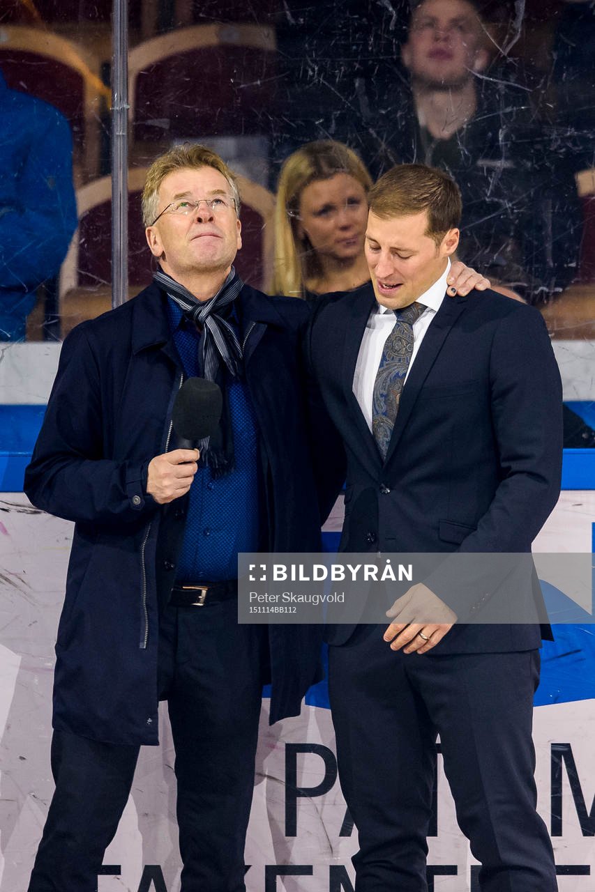 Luleås Sportchef Lars Bergström håller om Cam Abbott vid