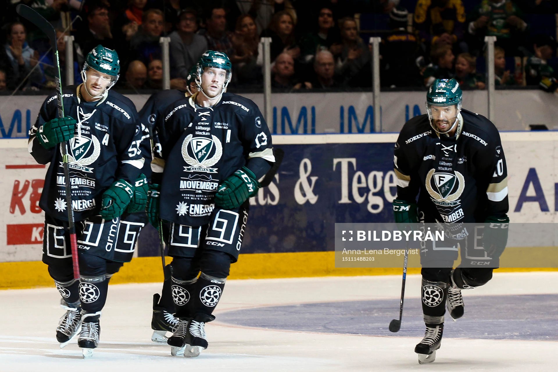 Färjestads spelare jublar reduceringsmålet 1-5
