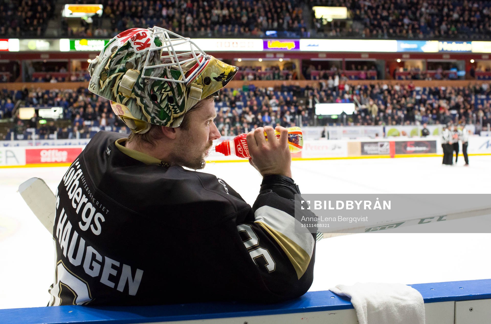 Färjestads målvakt Lars Haugen dricker vatten