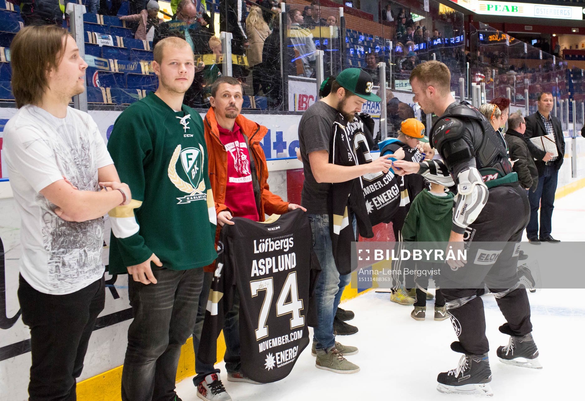 Färjestads Linus Persson signerar en matchtröja som har
