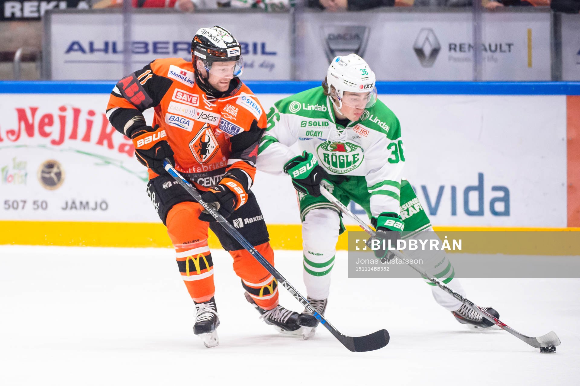 Karlskronas Robin Persson med Rögles Filip Karlsson