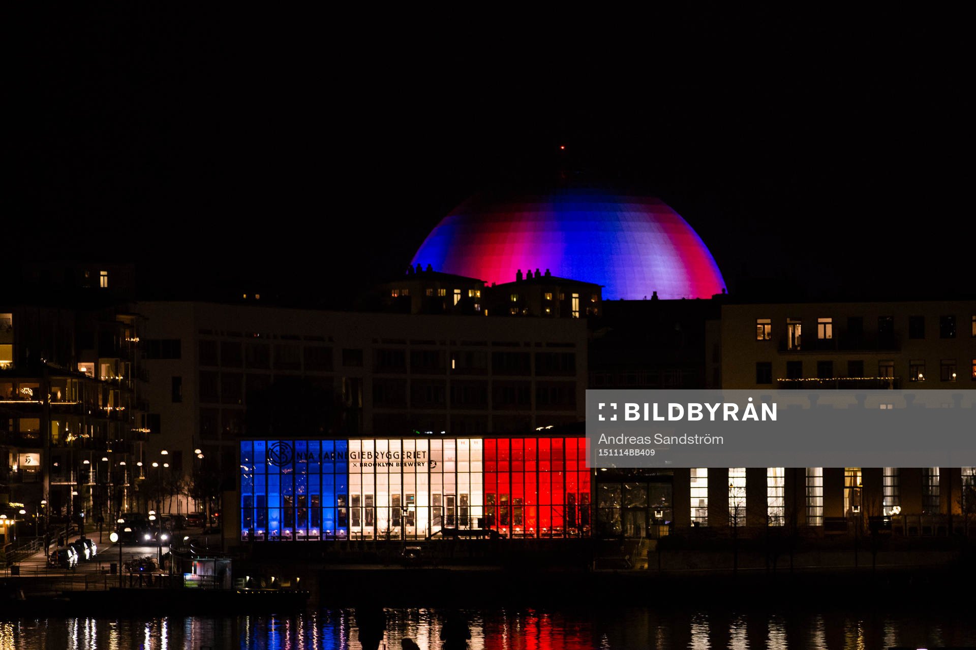 Globen och Carnegiebryggeriet i Hammarby Sjöstad färgade