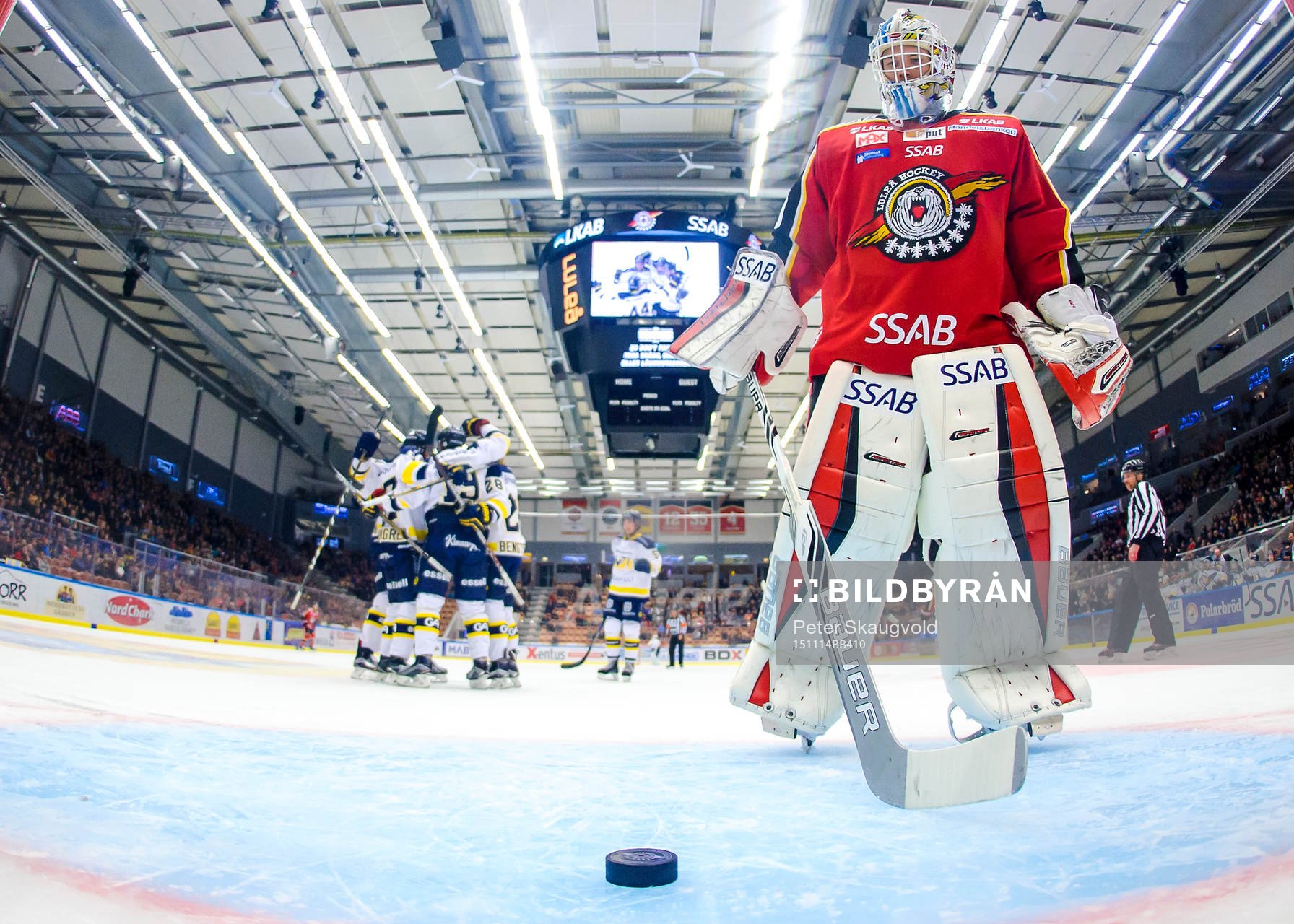 Luleås målvakt Filip Gustafsson plockar ut pucken från