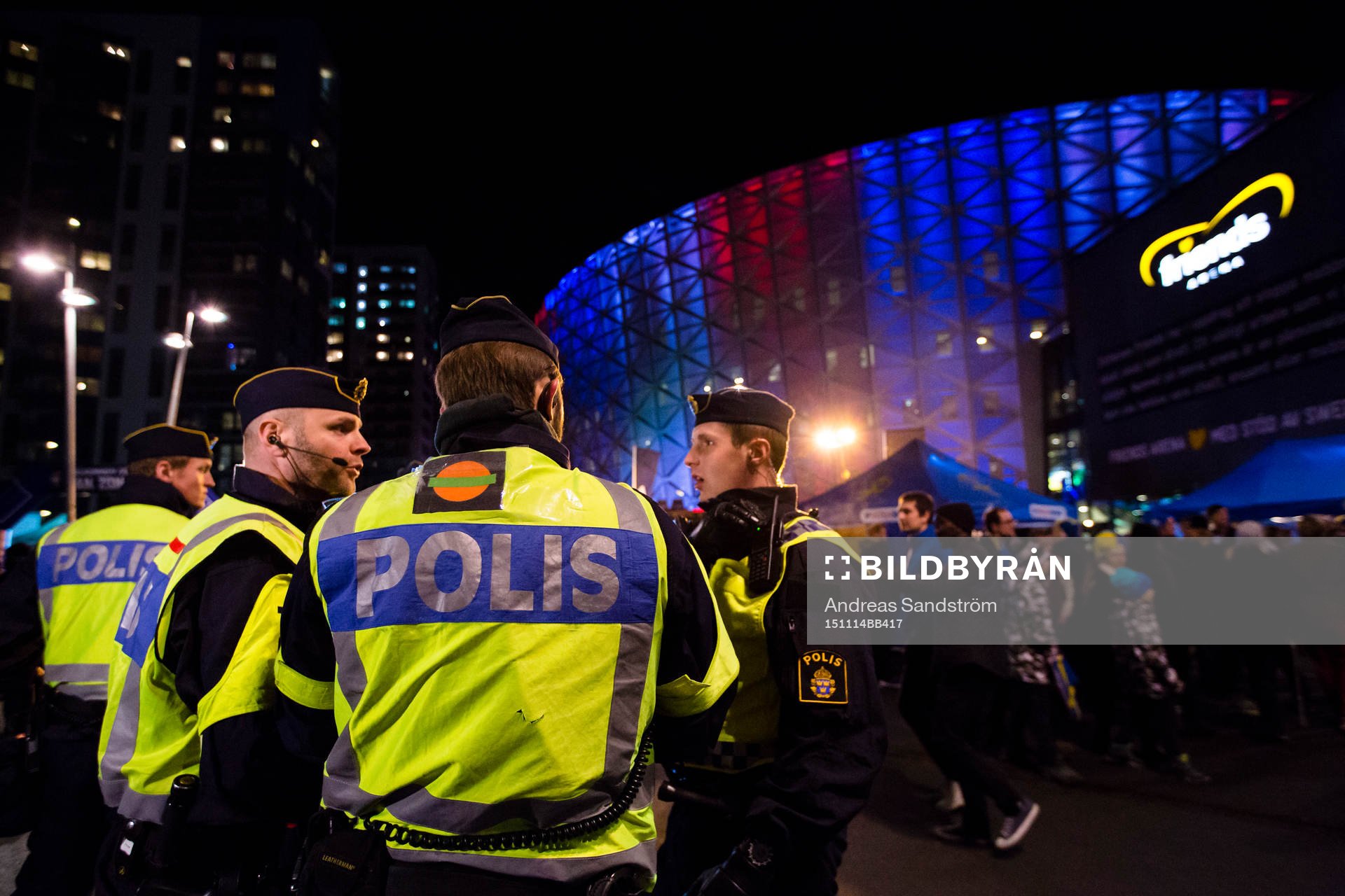Poliser utanför Friends Arena