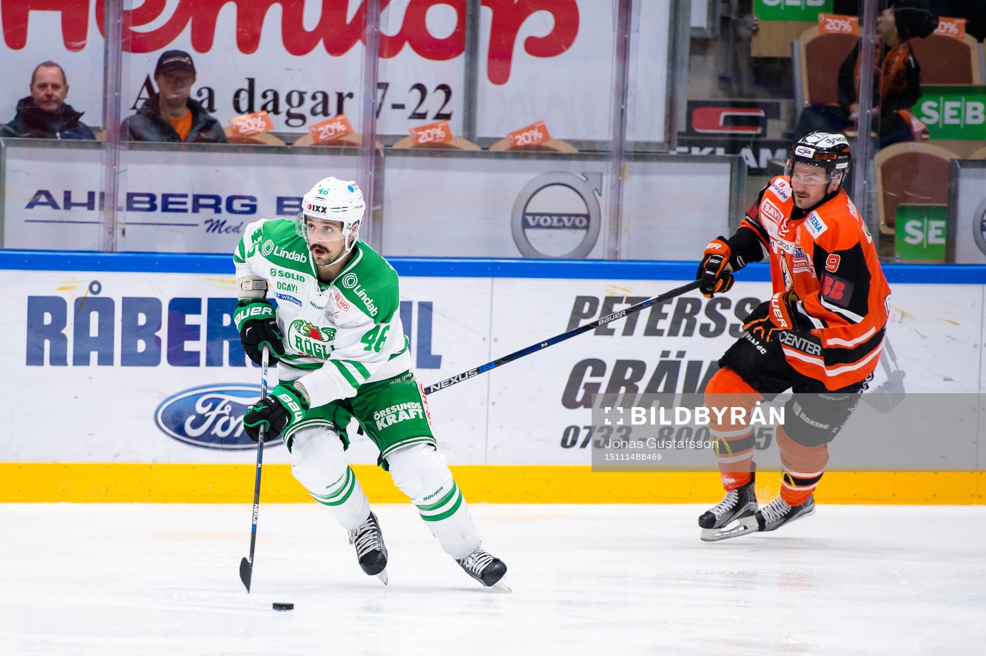 Rögles Kevin Marshall med pucken jagas av Karlskronas