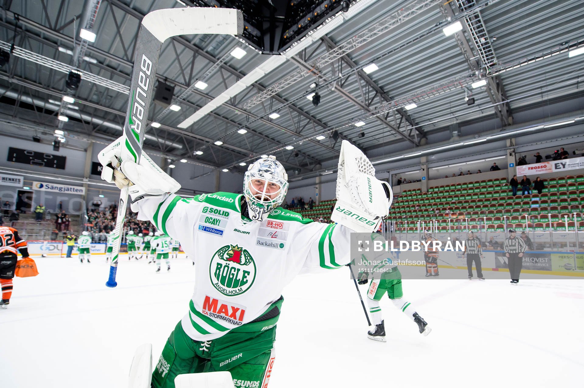 Rögles målvakt Lars Volden jublar