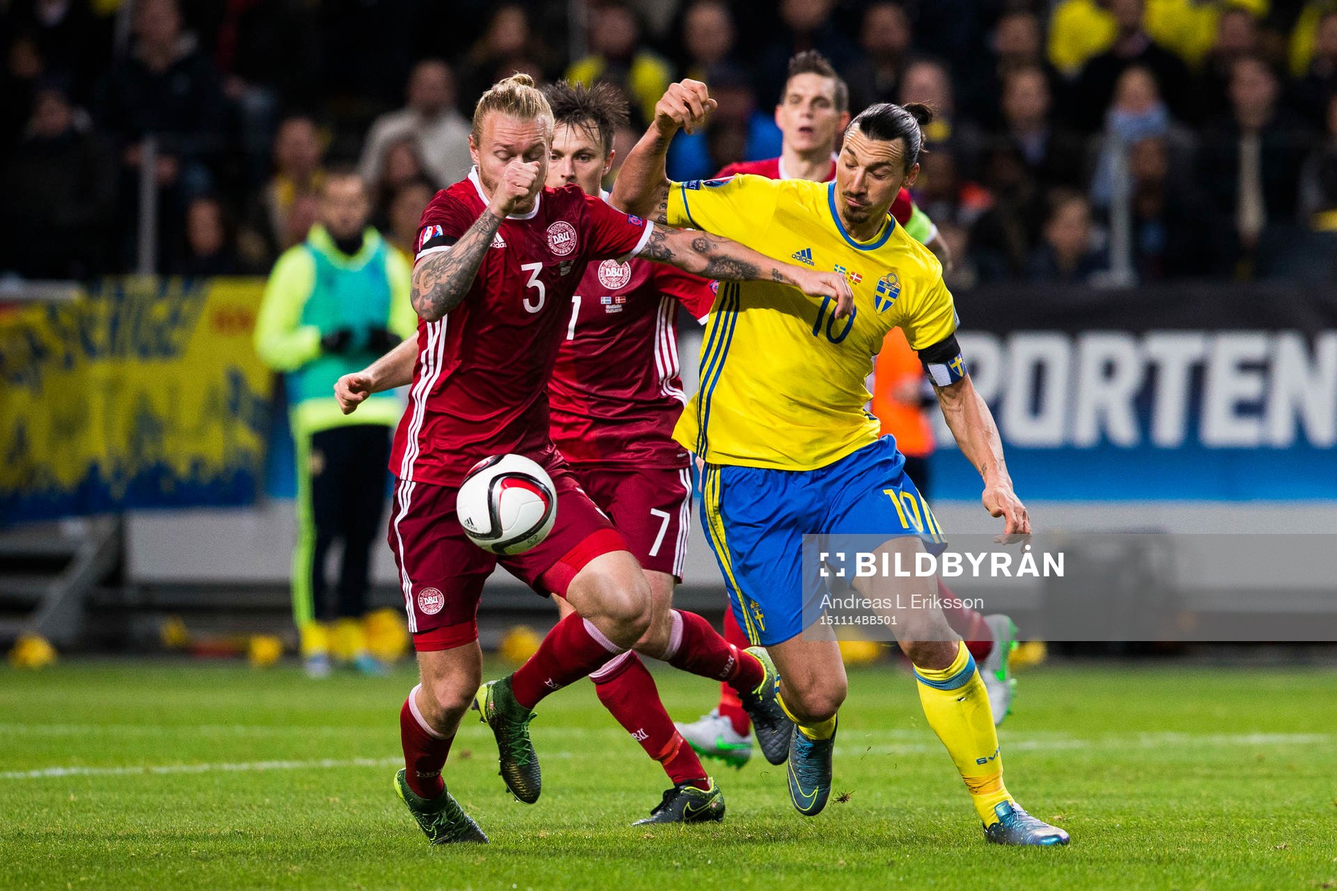 Danmarks Simon Kjär i kamp om bollen med Sveriges Zlatan