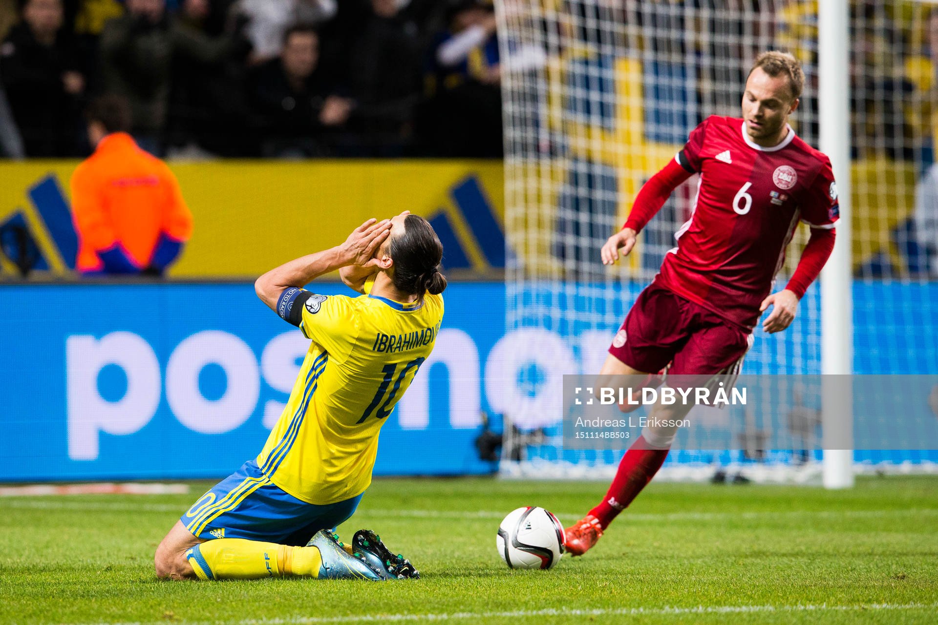 Sveriges Zlatan Ibrahimovic tar sig för ansiktet medans