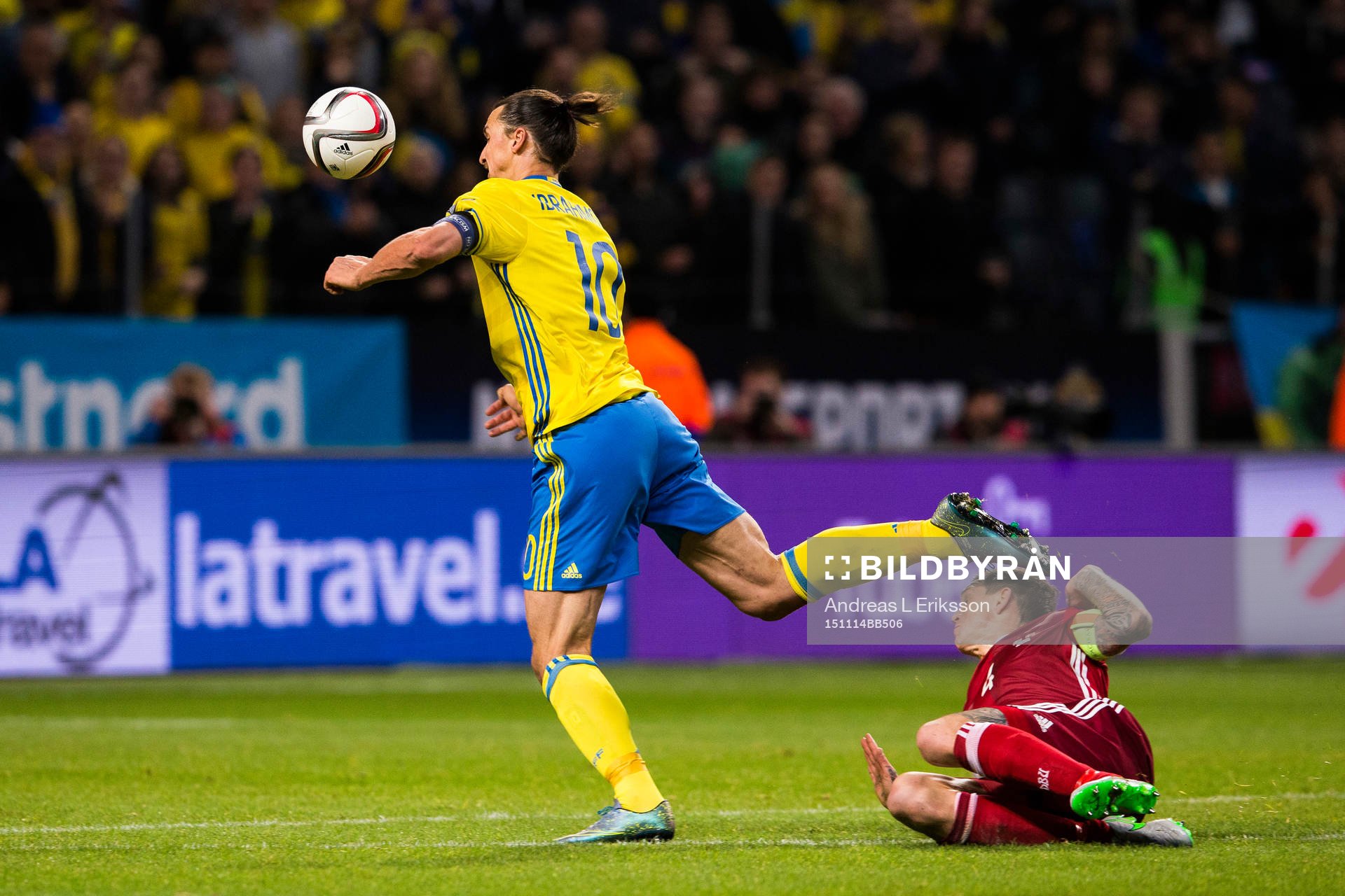 Sveriges Zlatan Ibrahimovic går omkull efter en närkamp med Danmarks Daniel Agger under fotbollsmatchen i EM-kvalets playoff mellan Sverige och Danmark den 14 november 2015 i Stockholm.