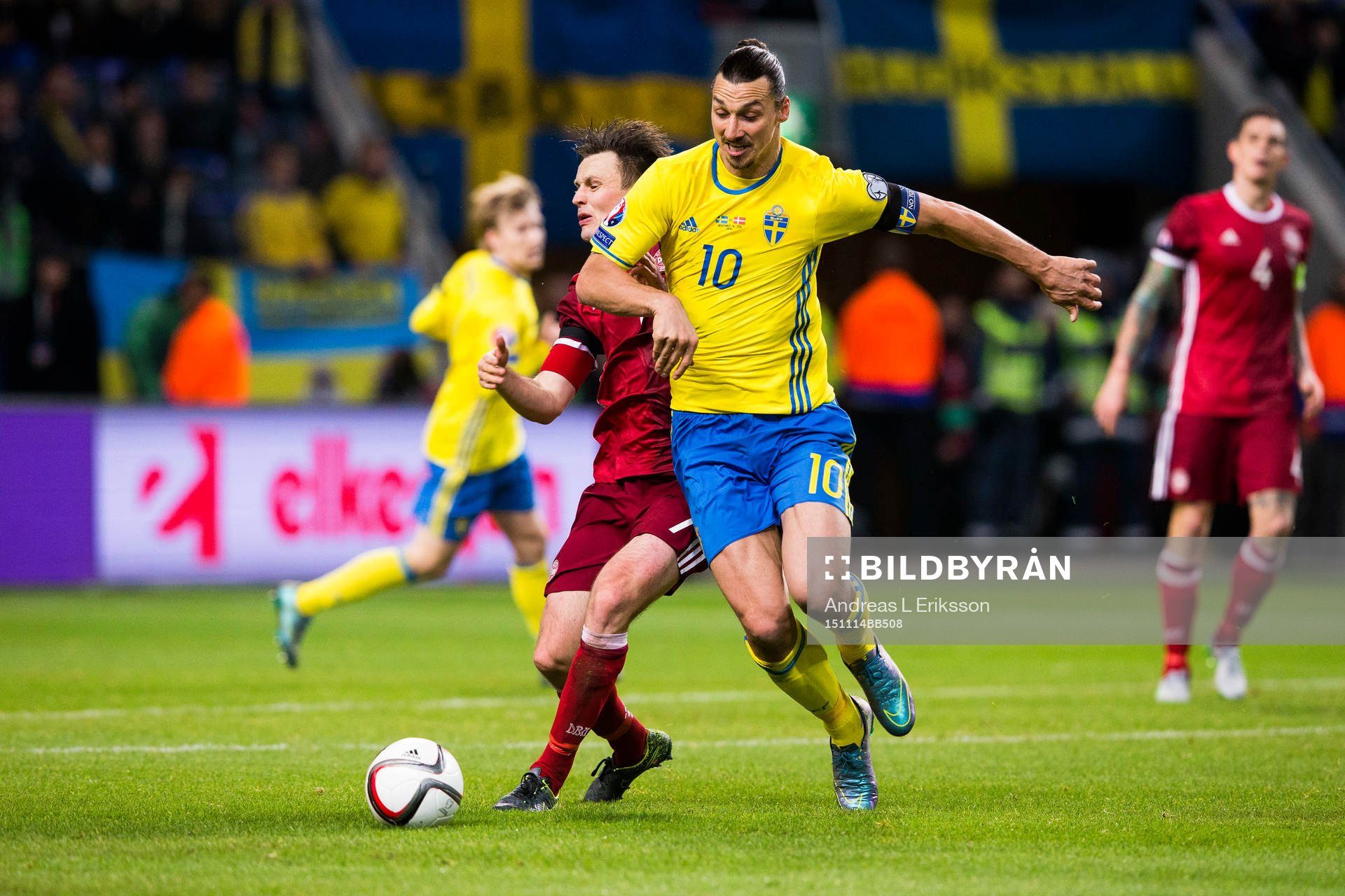 Danmarks William Kvist i kamp om bollen med Sveriges Zlatan Ibrahimovic under fotbollsmatchen i EM-kvalets playoff mellan Sverige och Danmark den 14 november 2015 i Stockholm.