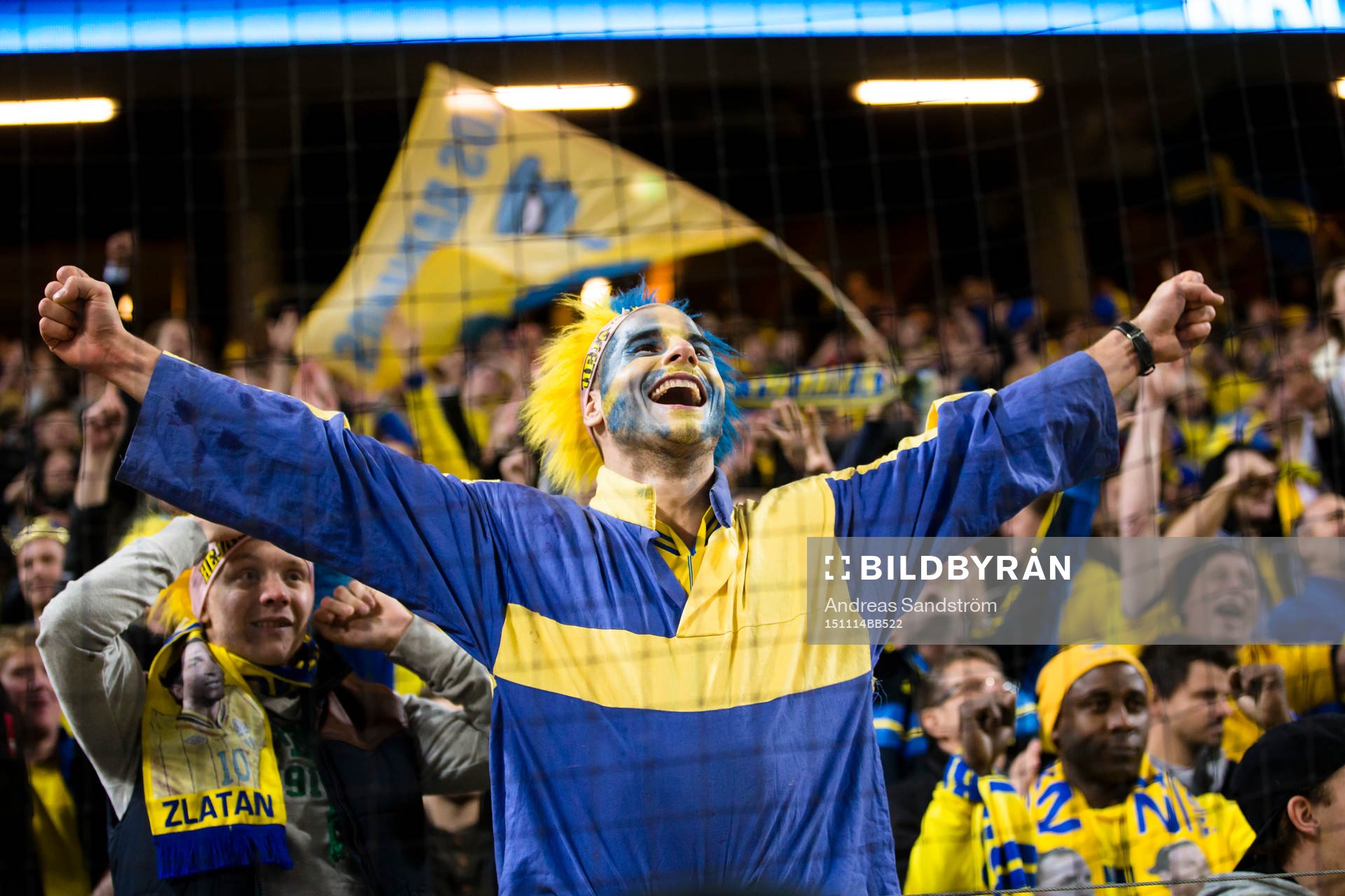 En svensk supporter ser glad ut