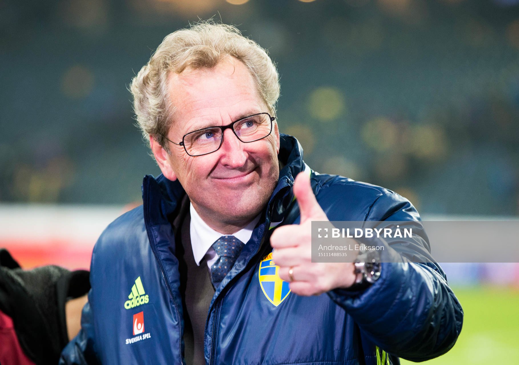 Sveriges förbundskapten Erik Hamrén gör tummen upp