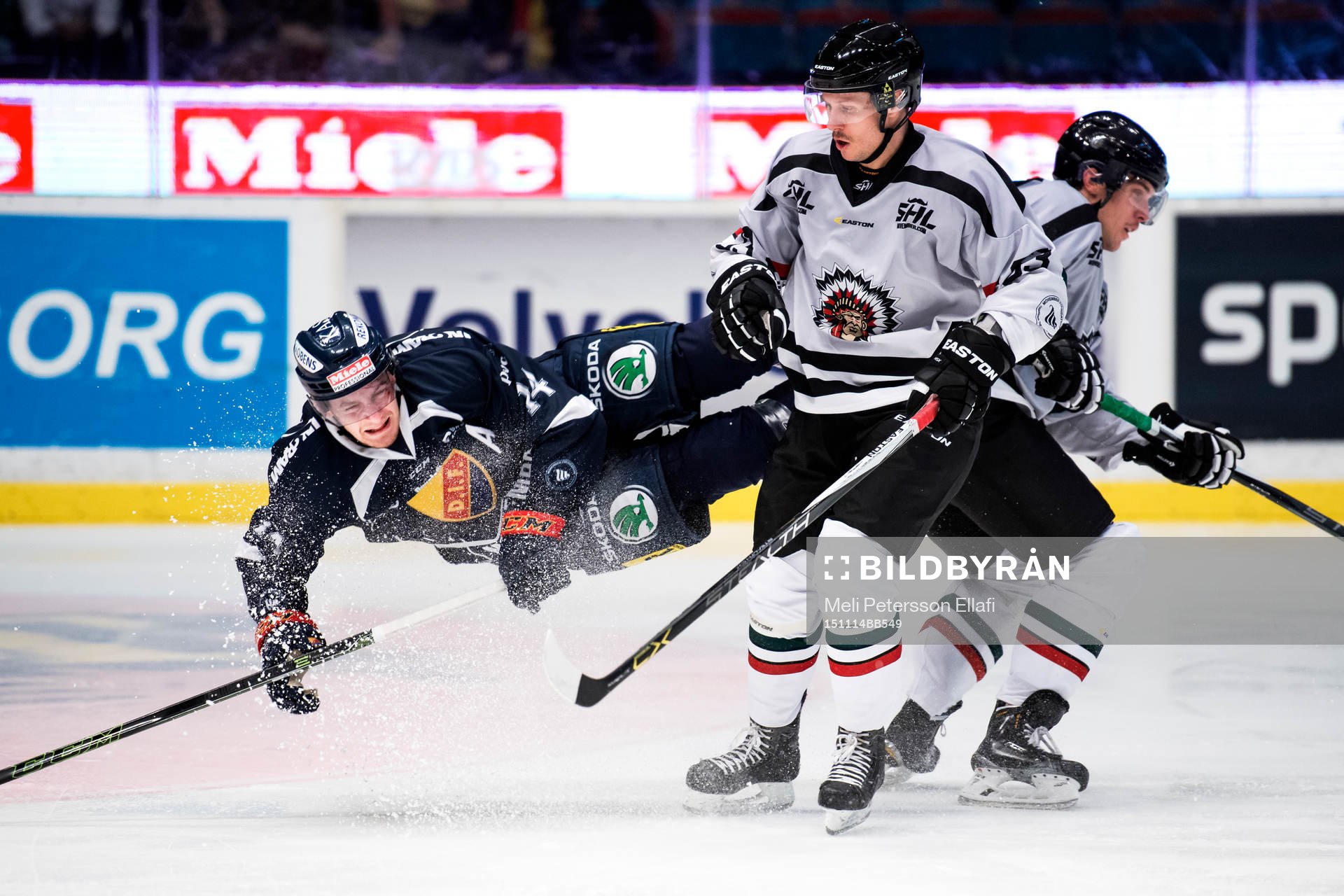 Djurgårdens Alexander Fällström i en närkamp med
