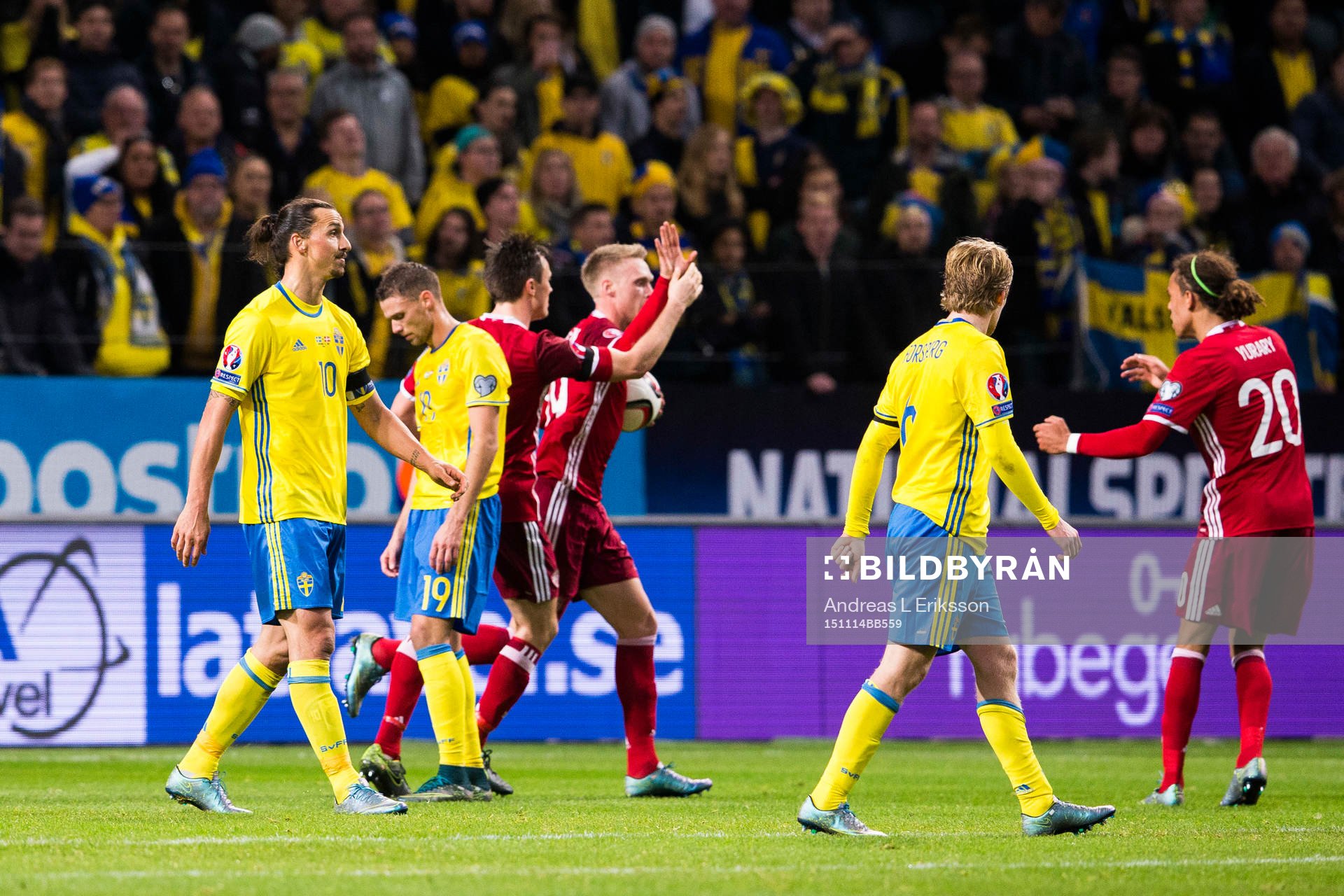 Sveriges Zlatan Ibrahimovic och Marcus Berg deppar medan