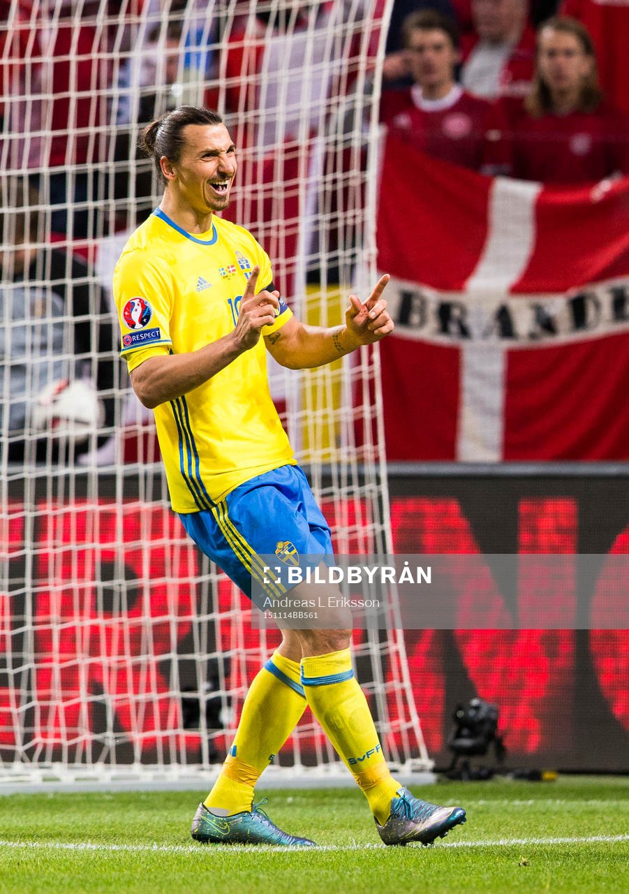 Sveriges Zlatan Ibrahimovic grimaserar under fotbollsmatchen i EM-kvalets playoff mellan Sverige och Danmark den 14 november 2015 i Stockholm.