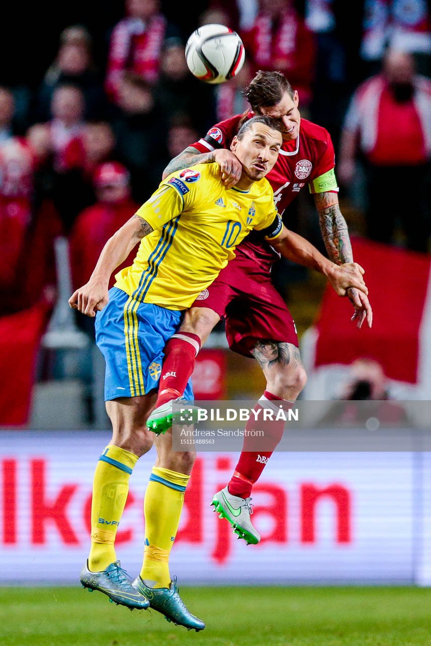 Sveriges Zlatan Ibrahimovic och Danmarks Daniel Agger i en