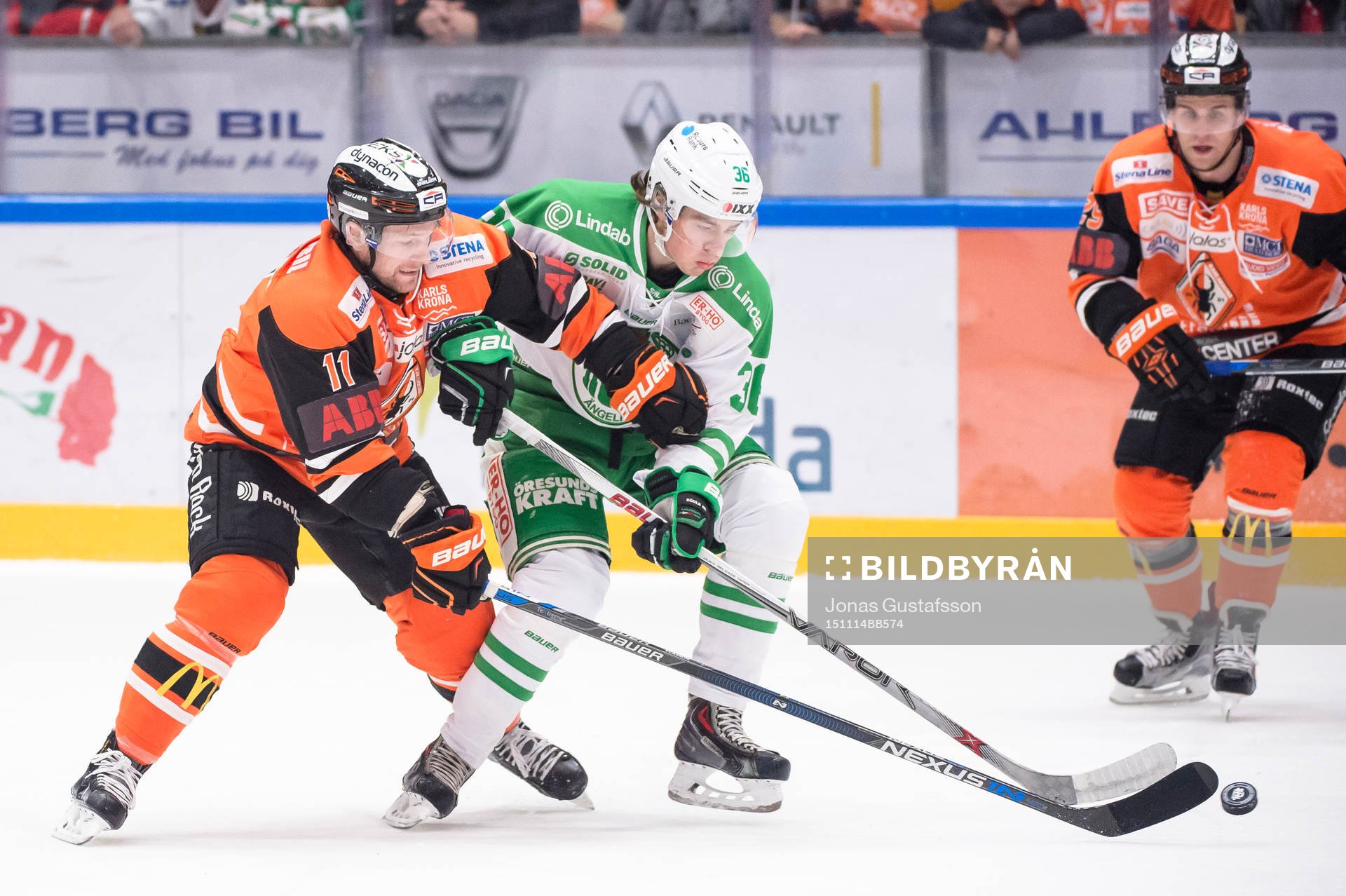 Rögles Filip Karlsson i kamp om pucken med Karlskronas