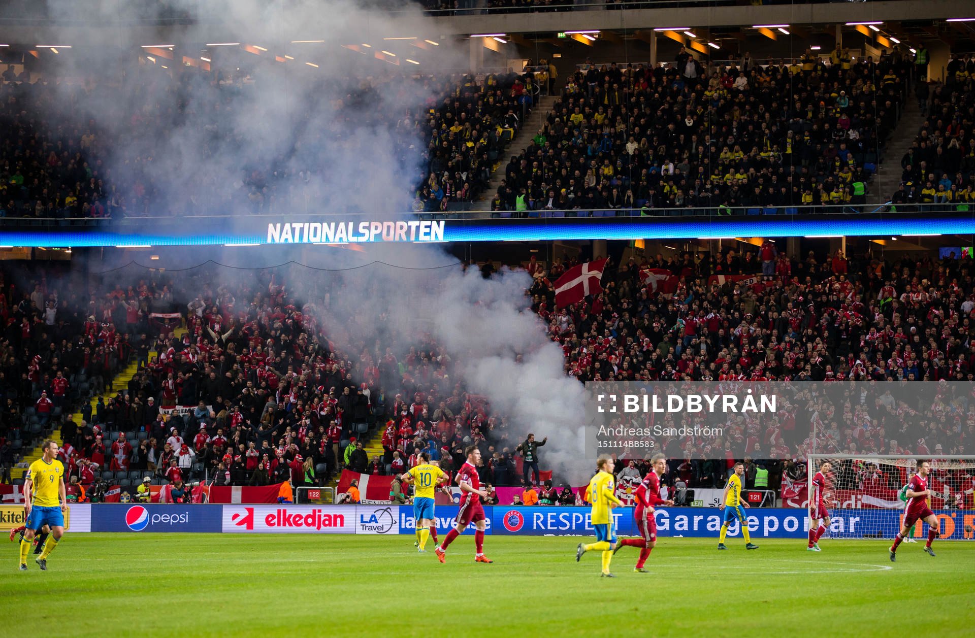 Danmarks supportar med rökbomber