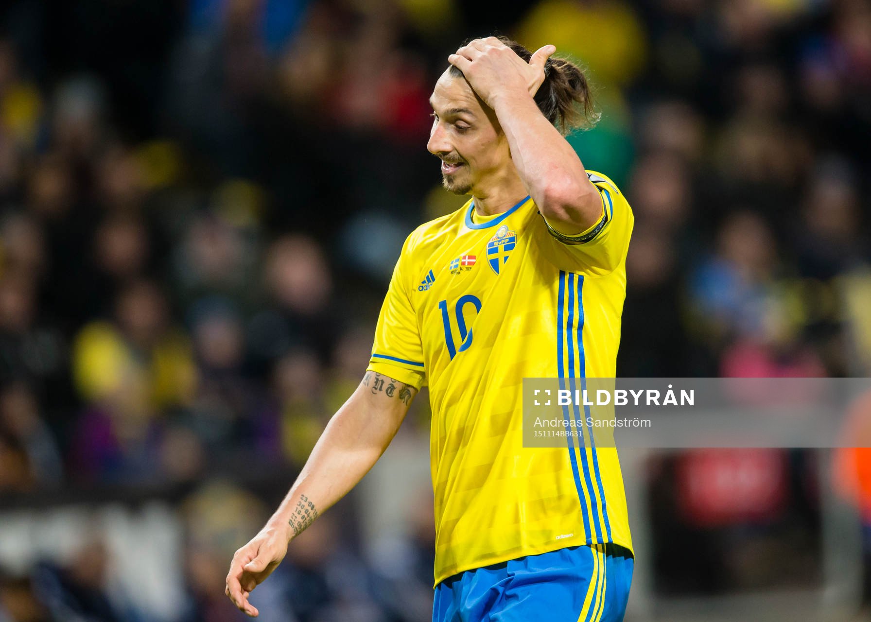 Sveriges Zlatan Ibrahimovic tar sig för pannan