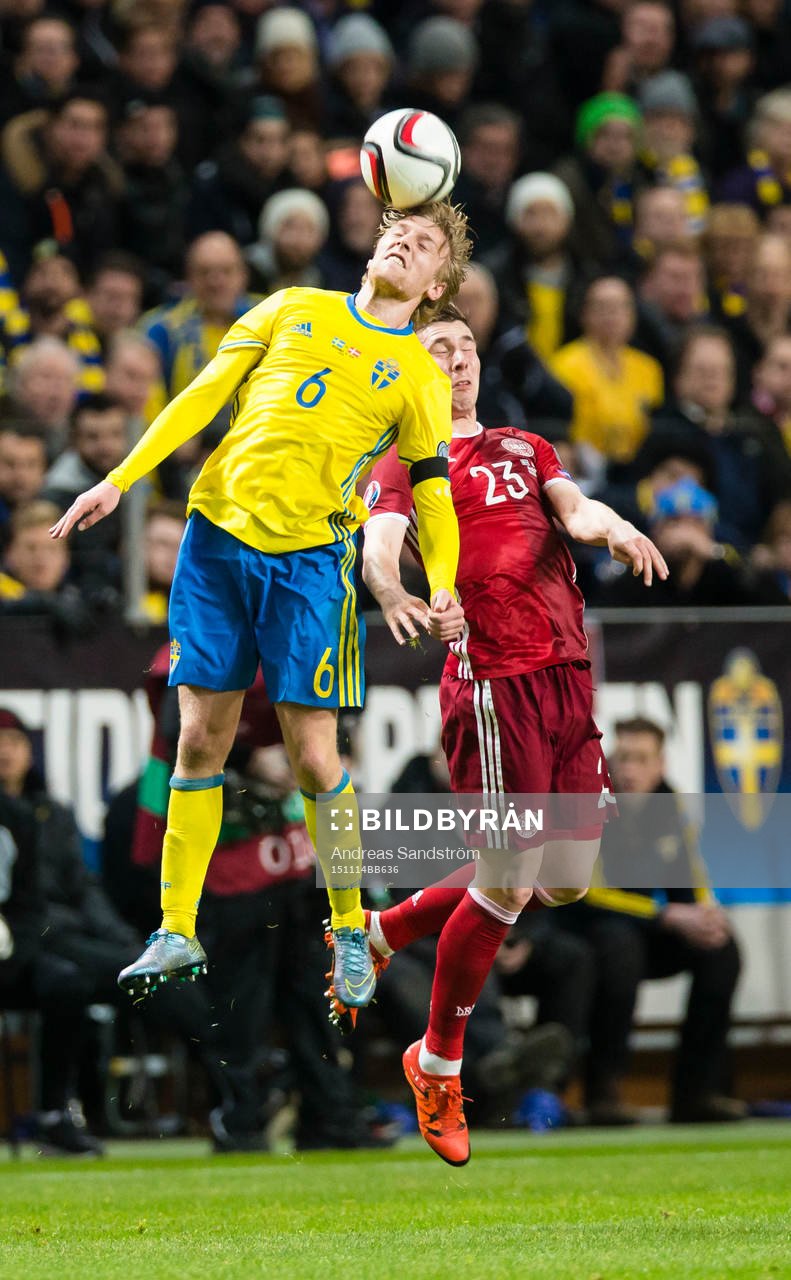 Sveriges Emil Forsberg i kamp om bollen med Danmarks Pierre