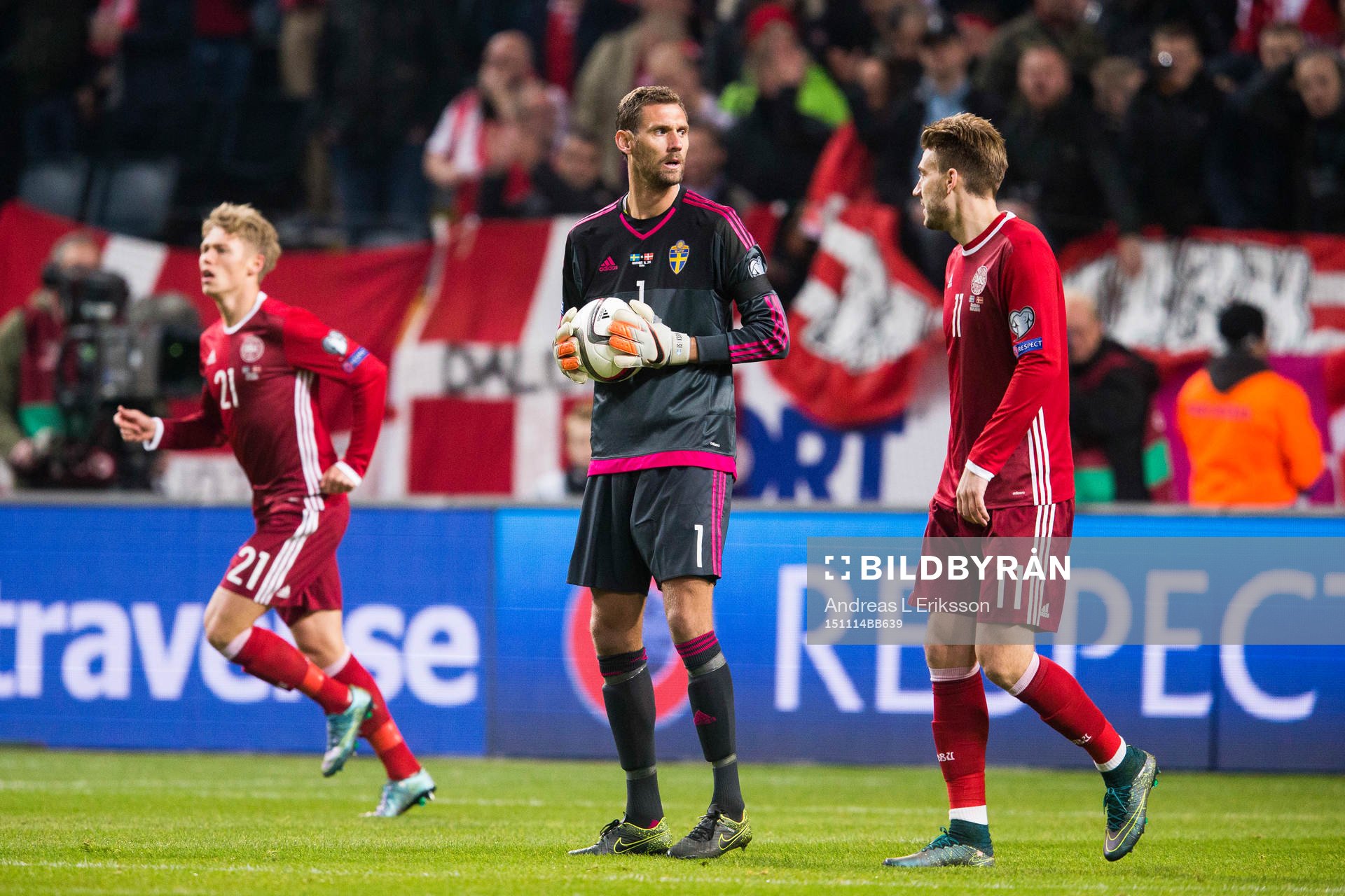 Sveriges målvakt Andreas Isaksson mellan Danmarks Viktor