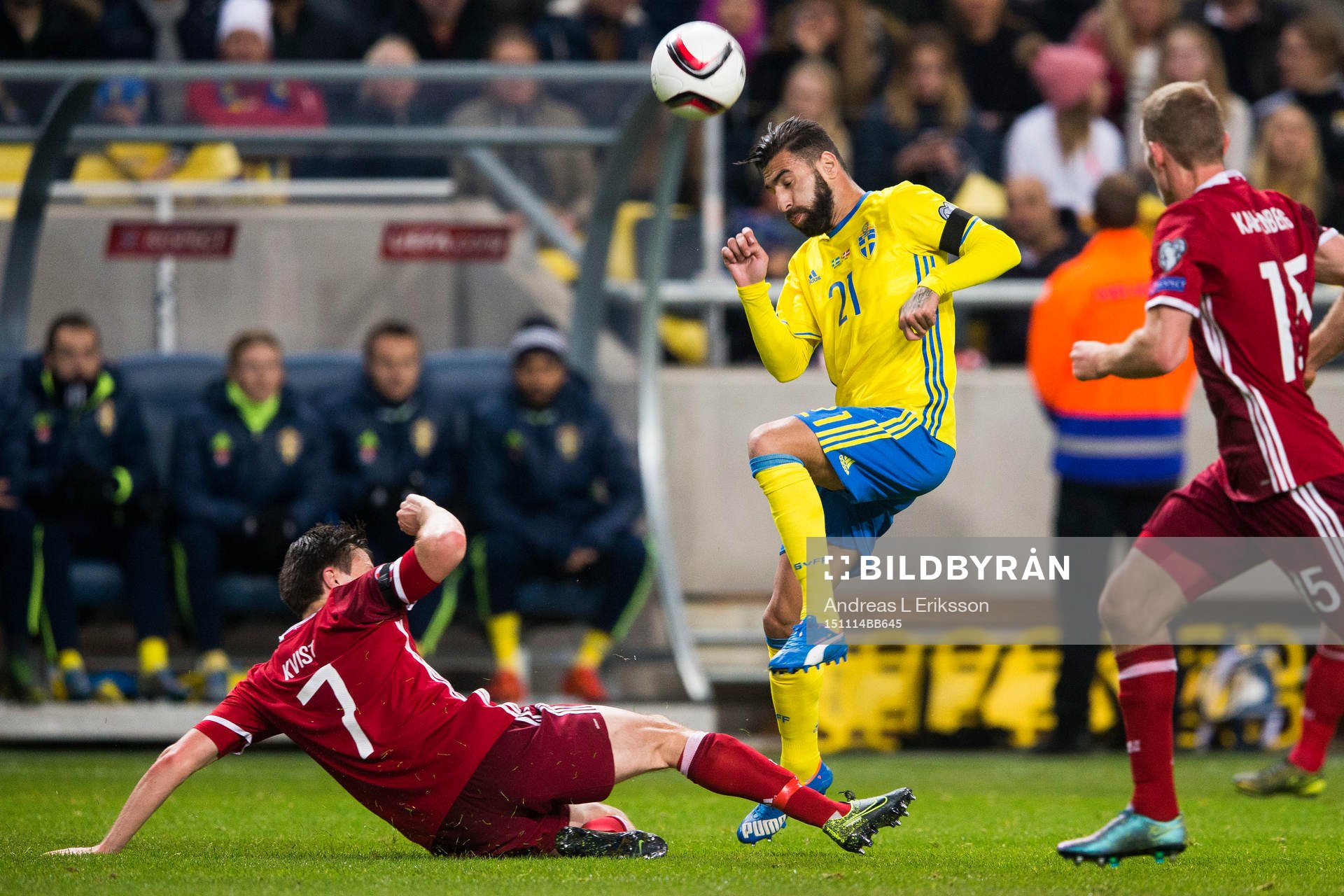 Danmarks William Kvist i kamp om bollen med Sveriges Jimmy